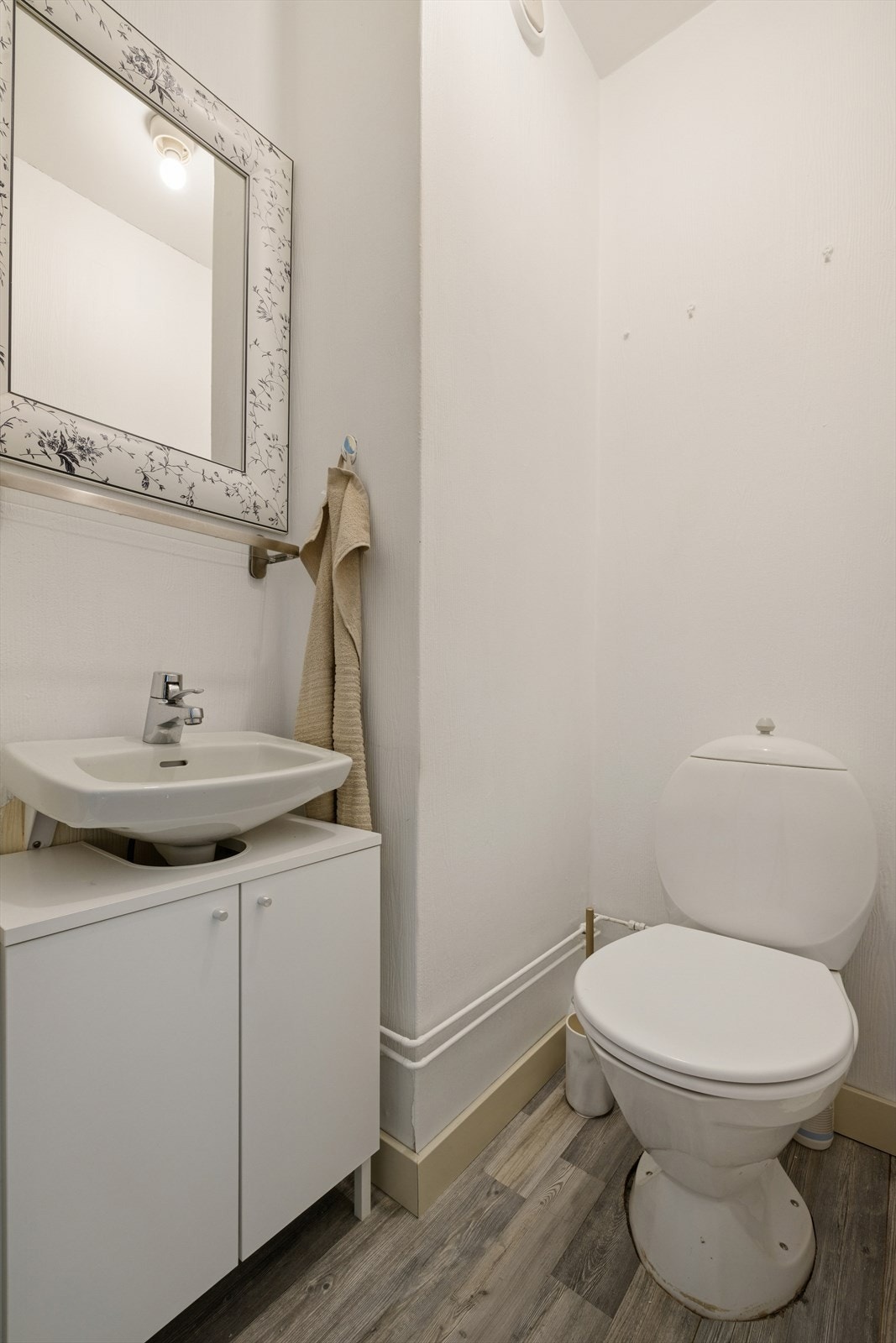 I tilknytning til badet er det også et separat toalettrom. Galleribilde