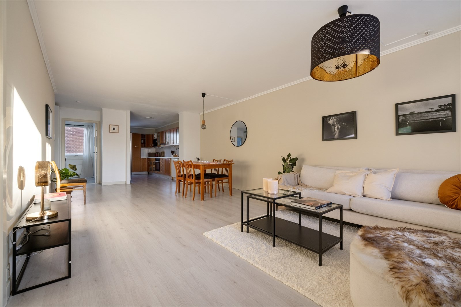 Rommet har adkomst fra entré og fungerer som et naturlig samlingspunkt i boligen. Herfra er det videre adkomst til kjøkken i åpen løsning. Galleribilde