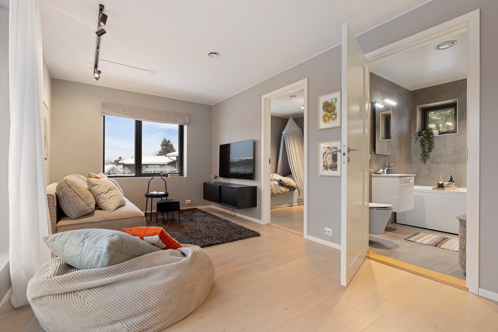 Sammen med de to øvrige soverommene i 2. etasje ligger boligens andre bad, med flislagt gulv og vegger. Galleribilde