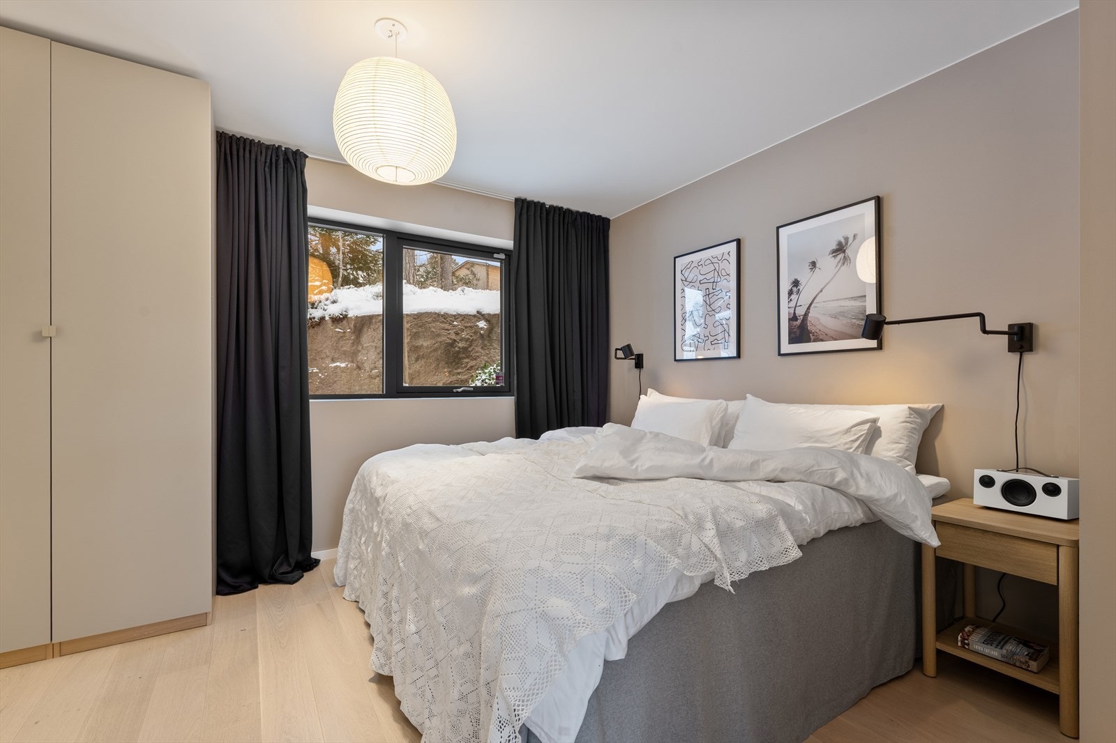 Boligen byr på fire innbydende soverom med gjennomgående lyse overflater. Galleribilde