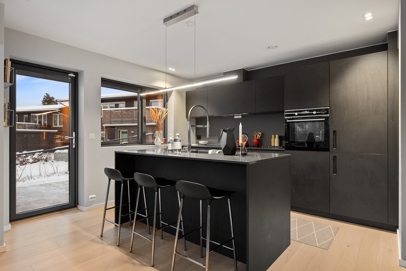 En romslig kjøkkenøy fungerer som et naturlig samlingspunkt og har skapplass samt nedfelt oppvaskkum. Oppvaskmaskinen er i kjøkkenøyen. Galleribilde