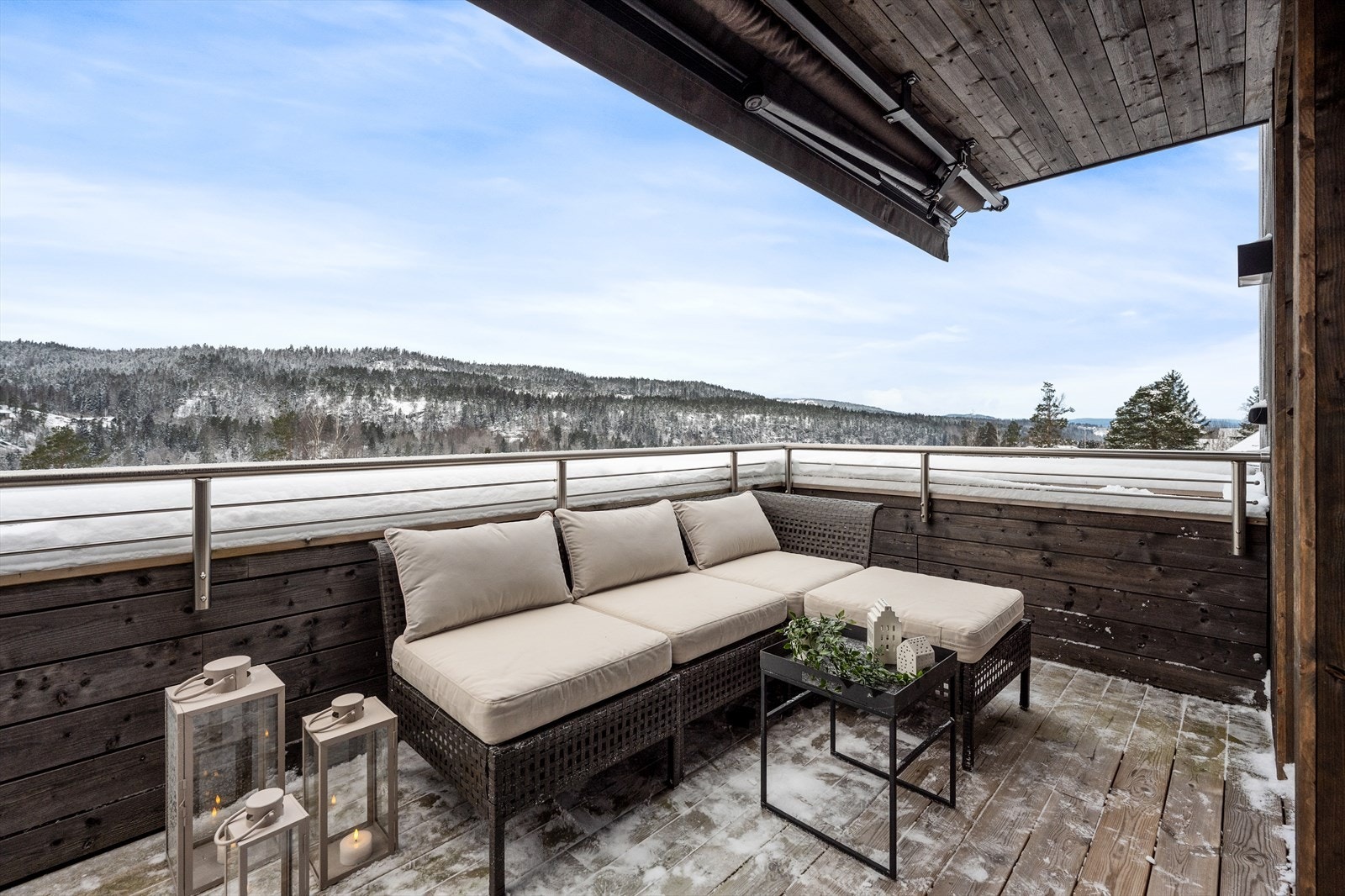 I øverste etasje finner vi en vestvendt takterrasse på ca. 12 kvm med direkte utgang fra loftsstuen. Markise er installert og gir fleksibel solskjerming. Galleribilde