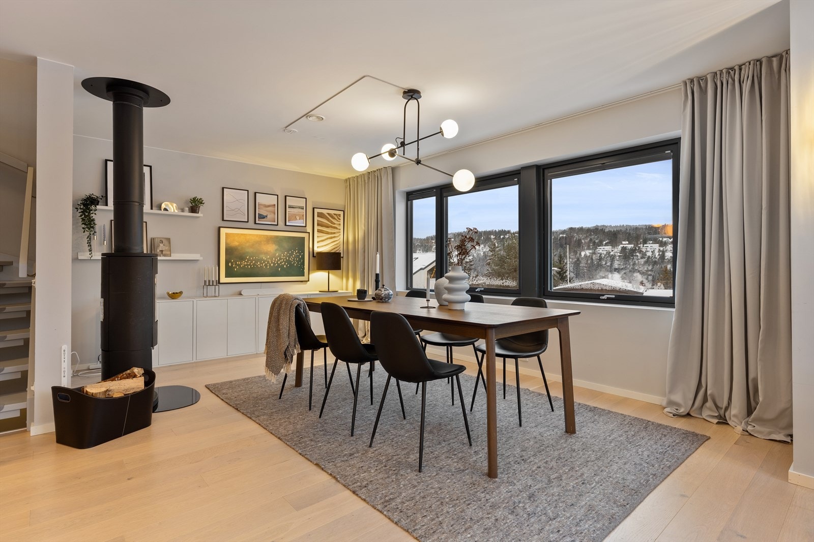 Vedovnen bidrar til et lunt og koselig preg, mens varmepumpe gir jevn temperatur året rundt. Galleribilde