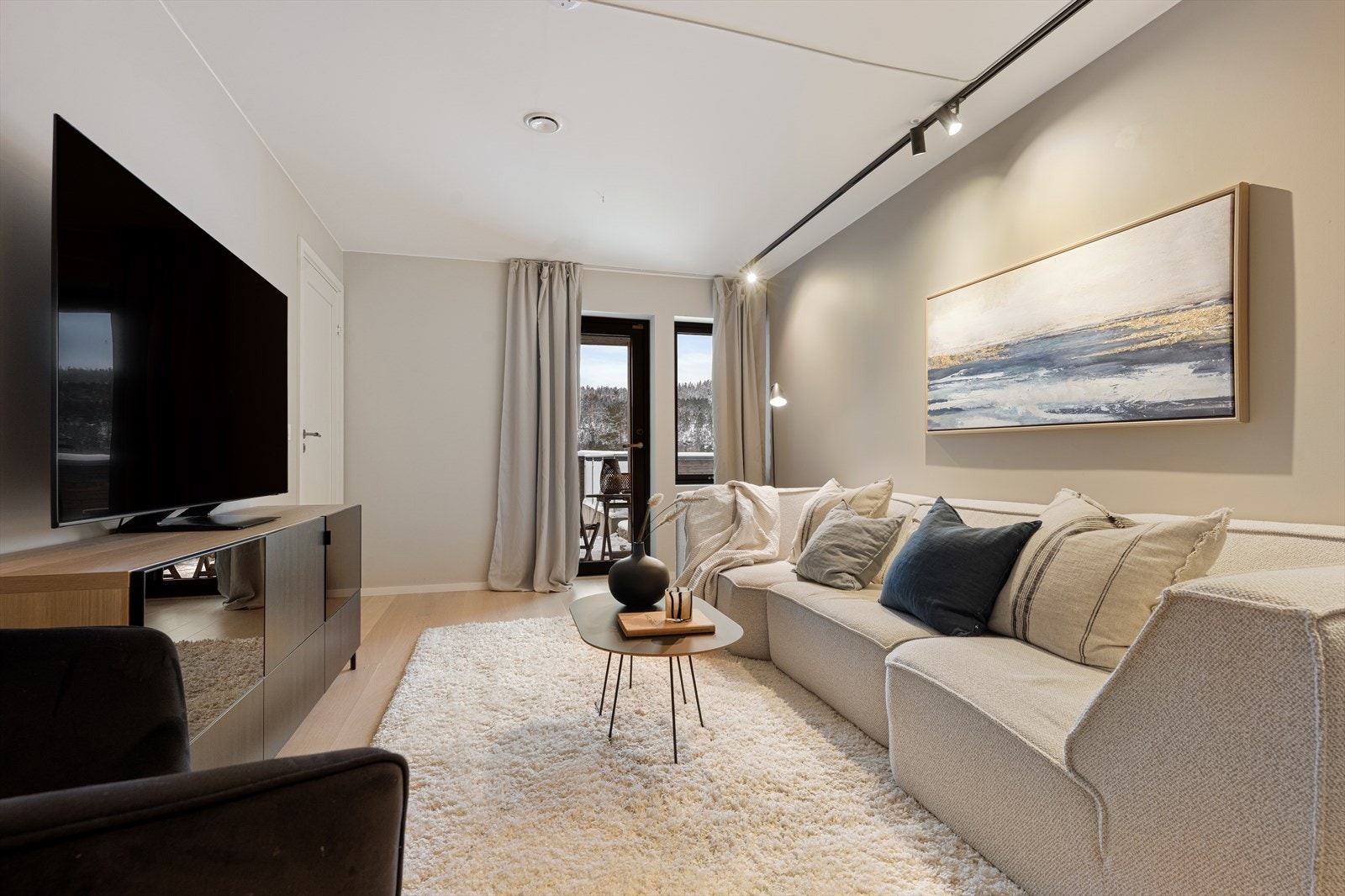 Lys og romslig kjellerstue med 1-stavs parkett. Galleribilde