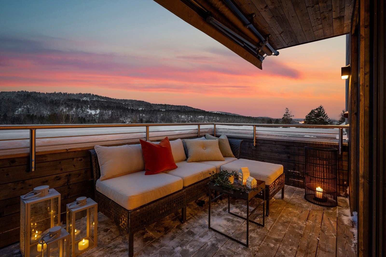 Terrassen er belagt med impregnerte terrassebord og har rekkverk i tre og stål. Galleribilde