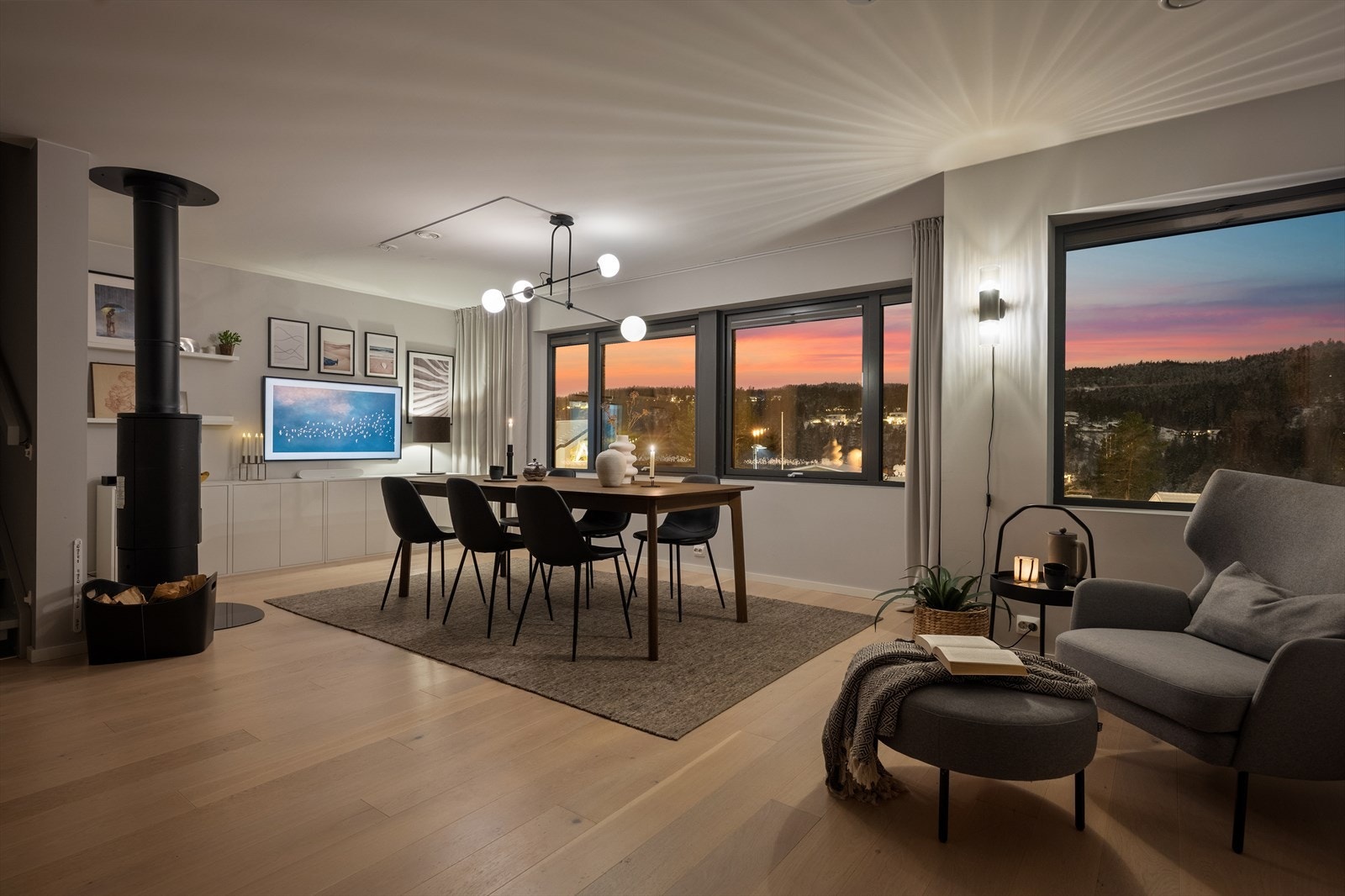 Moderne og innholdsrik familiebolig fra 2020 med 4 soverom, 3 stue, 2 bad, toalettrom og vaskerom. Galleribilde