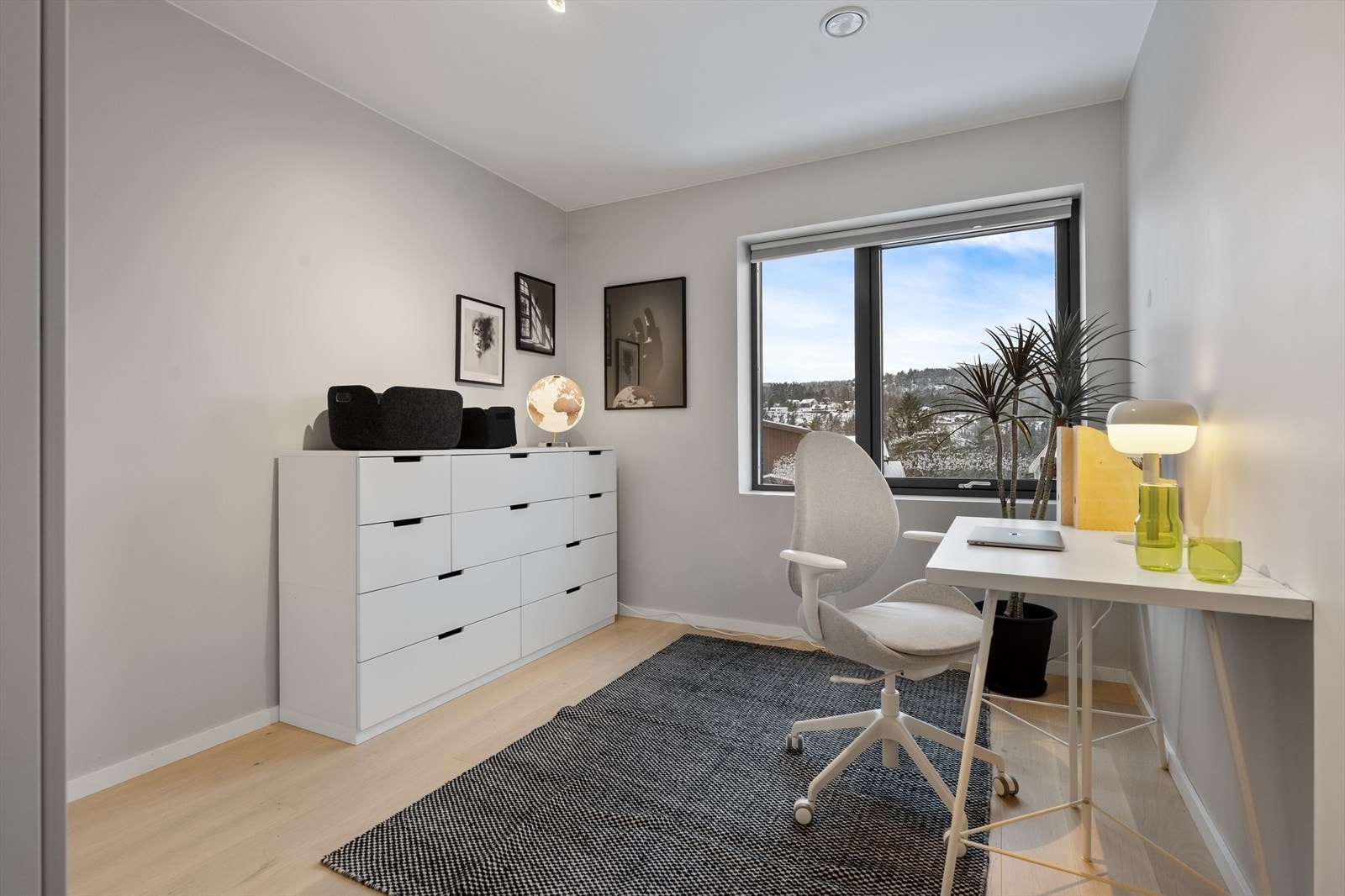 Det fjerde soverommet ligger i underetasjen og er i dag innredet som hjemmekontor. Galleribilde