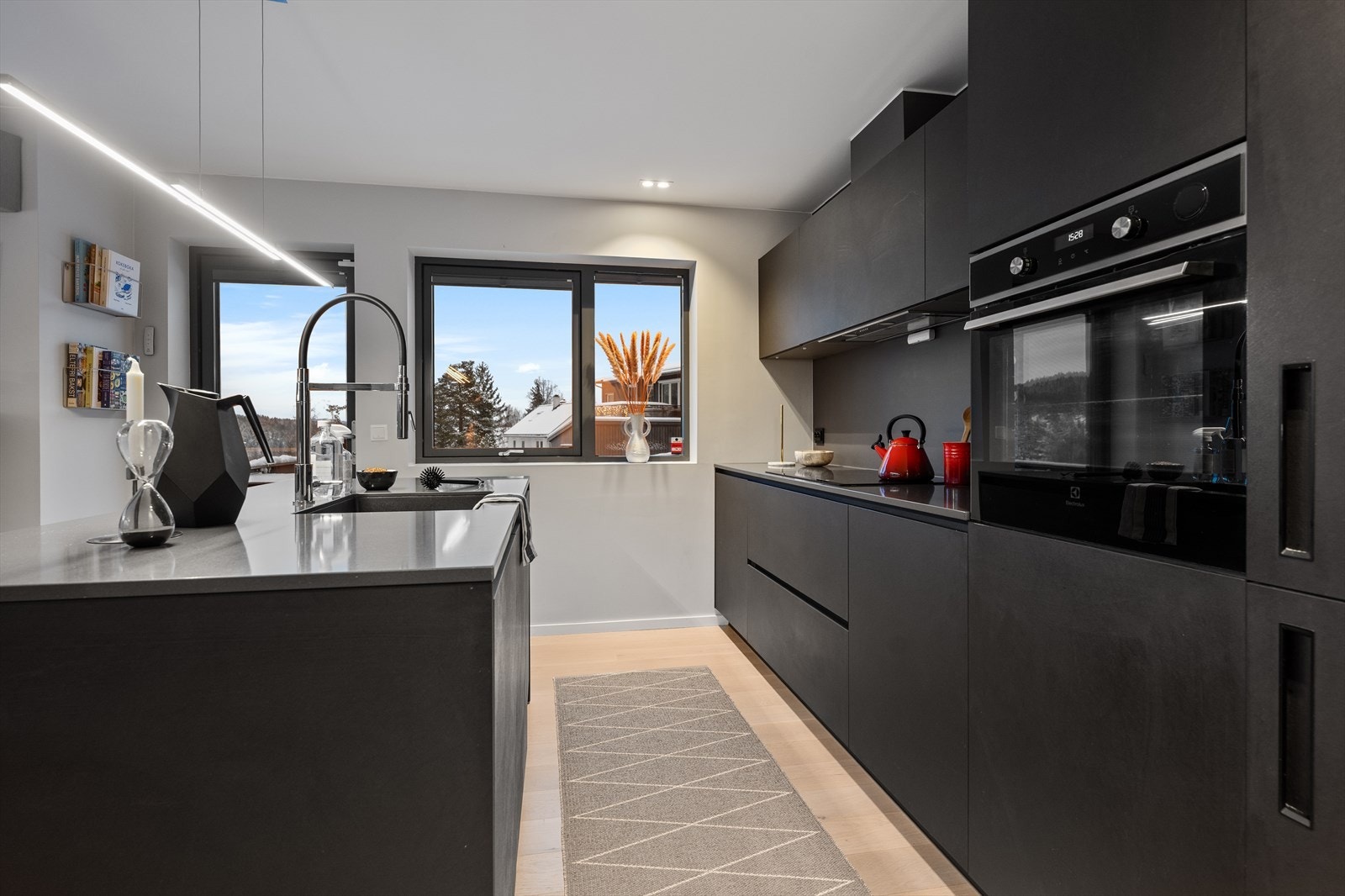 Kjøkkenet er utstyrt med integrerte hvitevarer bestående av induksjonsplatetopp, stekeovn, oppvaskmaskin og kjøleskap. Galleribilde