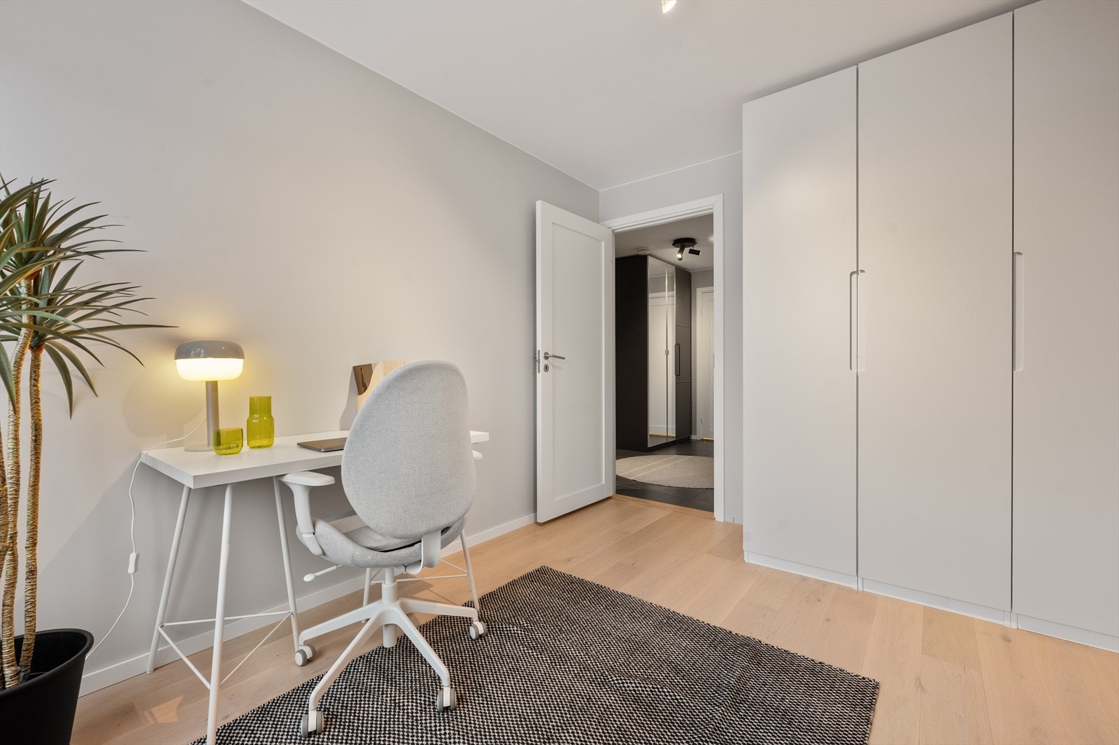 Rommet er fleksibelt og kan enkelt benyttes som gjesterom, ungdomsrom eller hobbyrom, avhengig av behov. Galleribilde