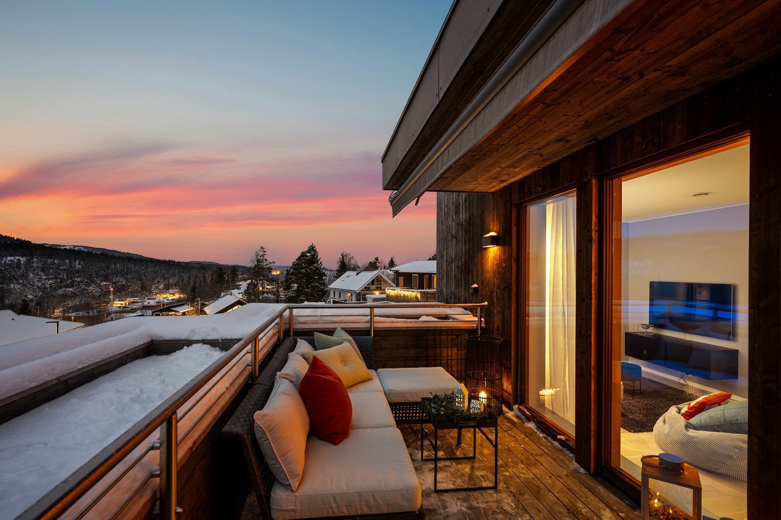 På utsiden av rekkverket er det montert blomsterkasser med bredde på ca. 1 meter. Galleribilde