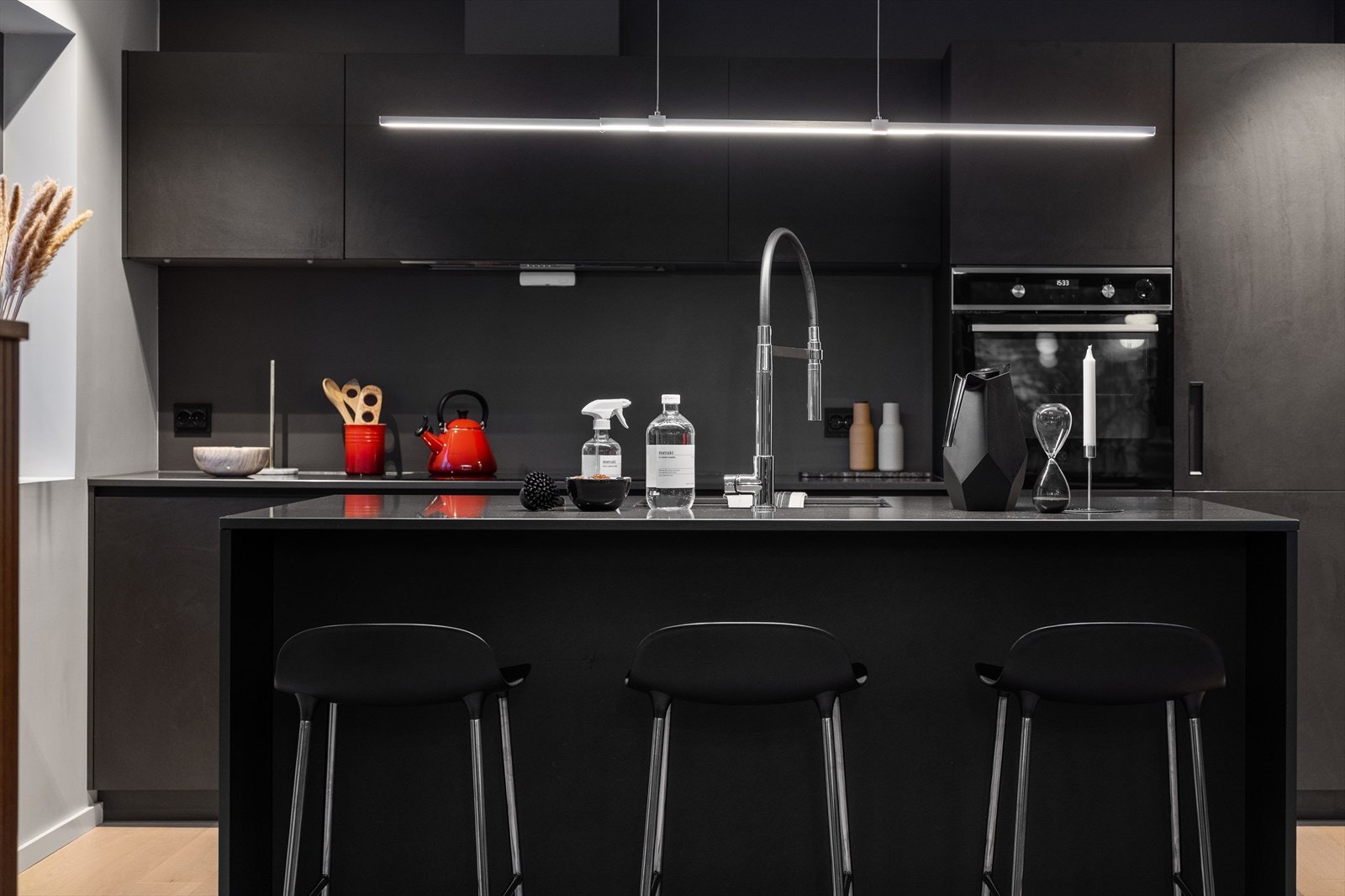 Over kjøkkenøyen er det montert belysning og du har plass til barstoler på den ene siden. Galleribilde