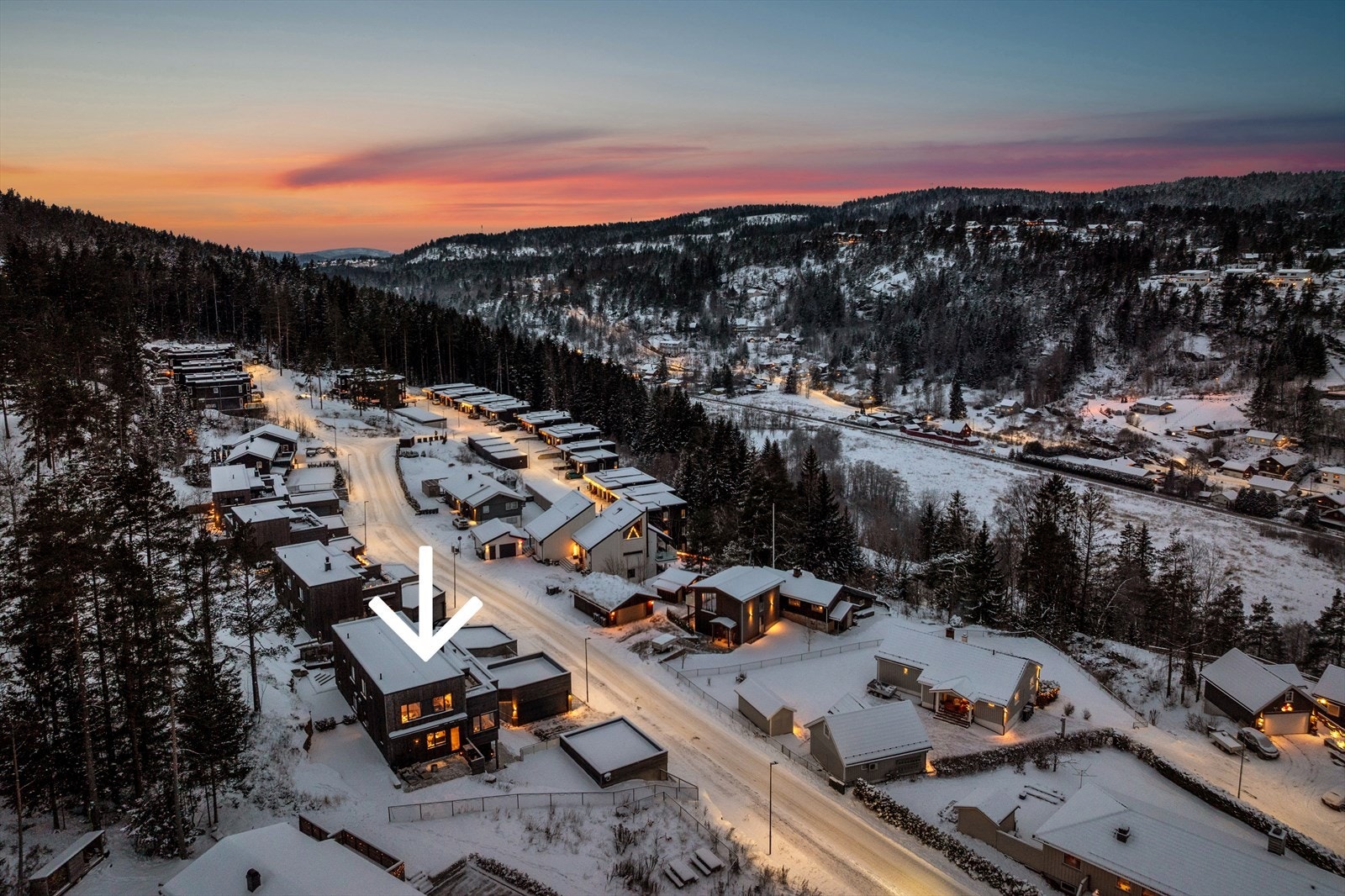 Området byr på mange fine turmuligheter, både korte og barnevennlige turer rett inn i skogen ved Åmotveien og videre opp til utsiktspunktet på Rødsåsen, samt lengre turer til Blåfjellhytta, Skogheim og Småvannsbu. Galleribilde