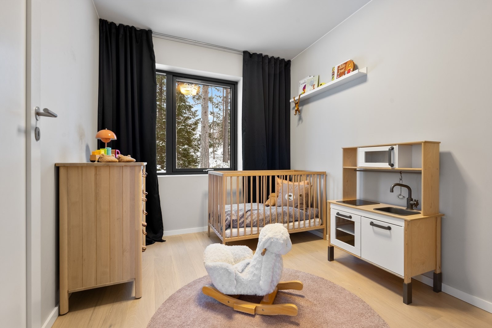 I 2. etasje ligger to hyggelige soverom, plassert sammen med loftstuen og boligens andre bad. Galleribilde