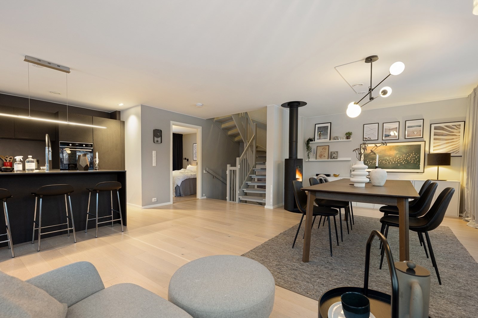 Rommet har parkett på gulv og malte overflater på vegger og himling i lyse, tidsriktige farger som gir et helhetlig og harmonisk uttrykk. Galleribilde