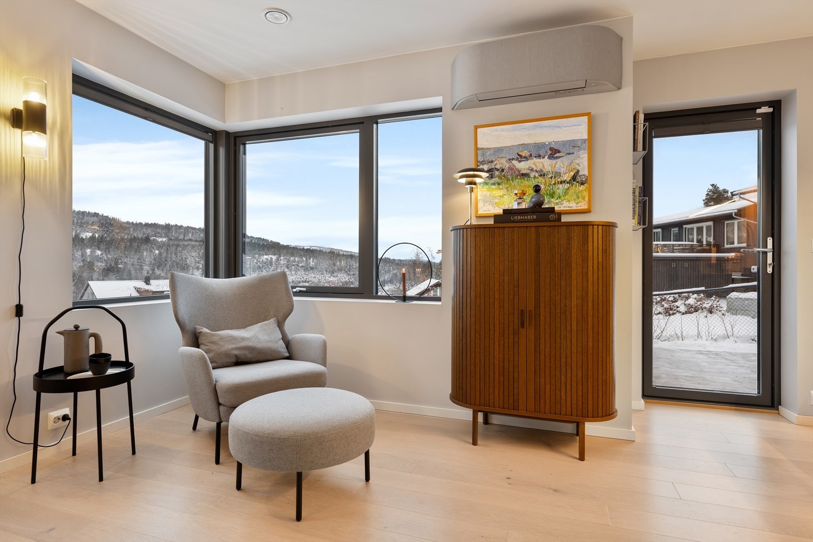 Stuedelen er mer tilbaketrukket og er innredet som en hyggelig lesekrok, perfekt for rolige stunder. Galleribilde