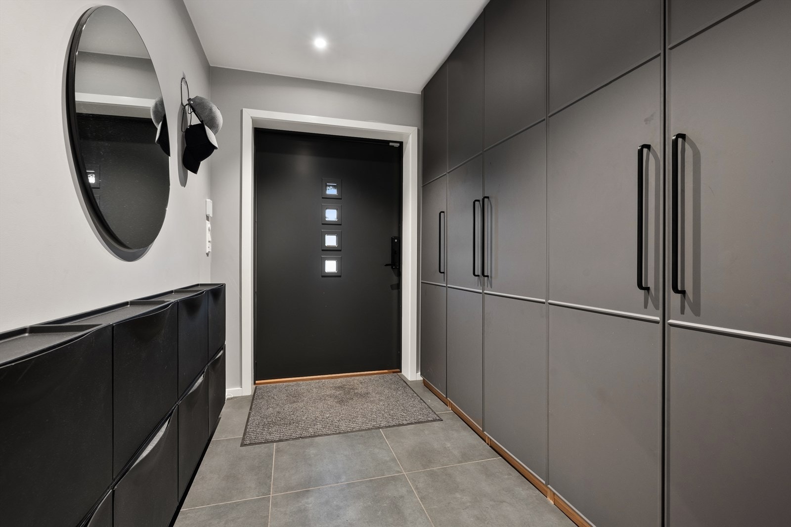 Entréen har gode oppbevaringsløsninger med store garderobeskap og plass til skoskap. Galleribilde