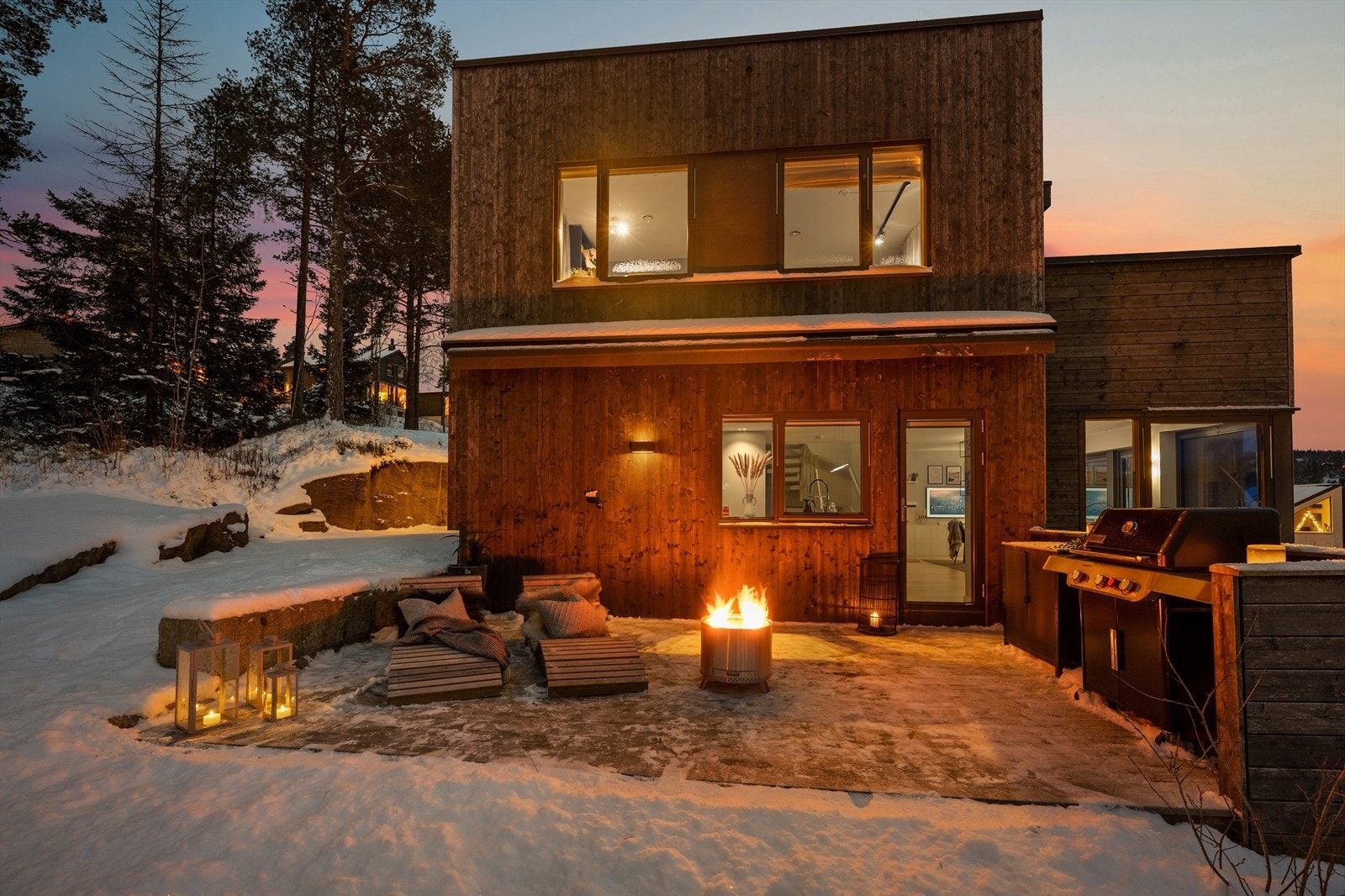 Nord-østvendt terrasse ved stuen på ca. 20 kvm. Det er montert en stor markise for solskjerming. Galleribilde