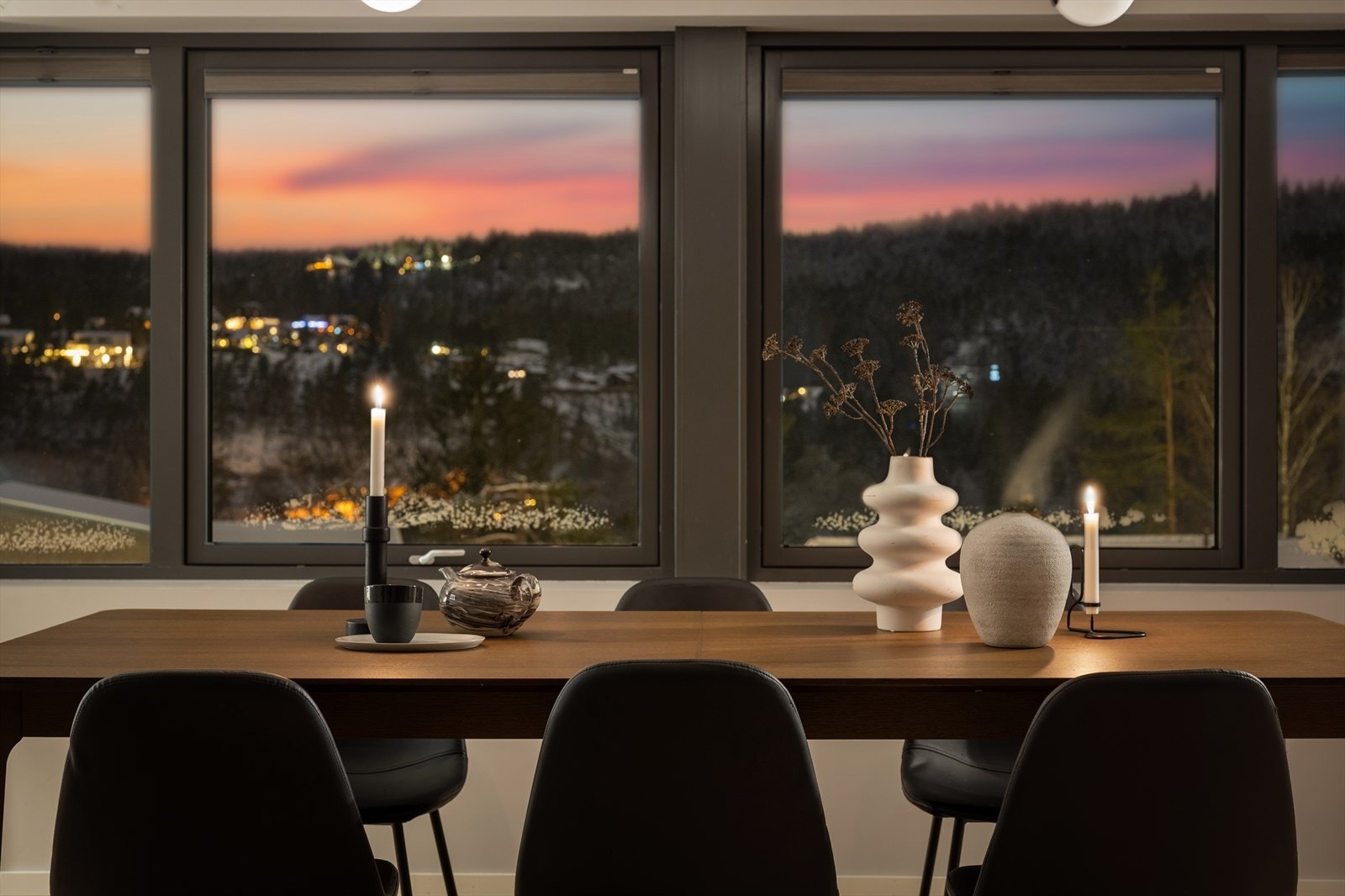 Boligen har en skjermet beliggenhet i blindvei mot skogholt, høyt og rolig med flott utsikt. Galleribilde