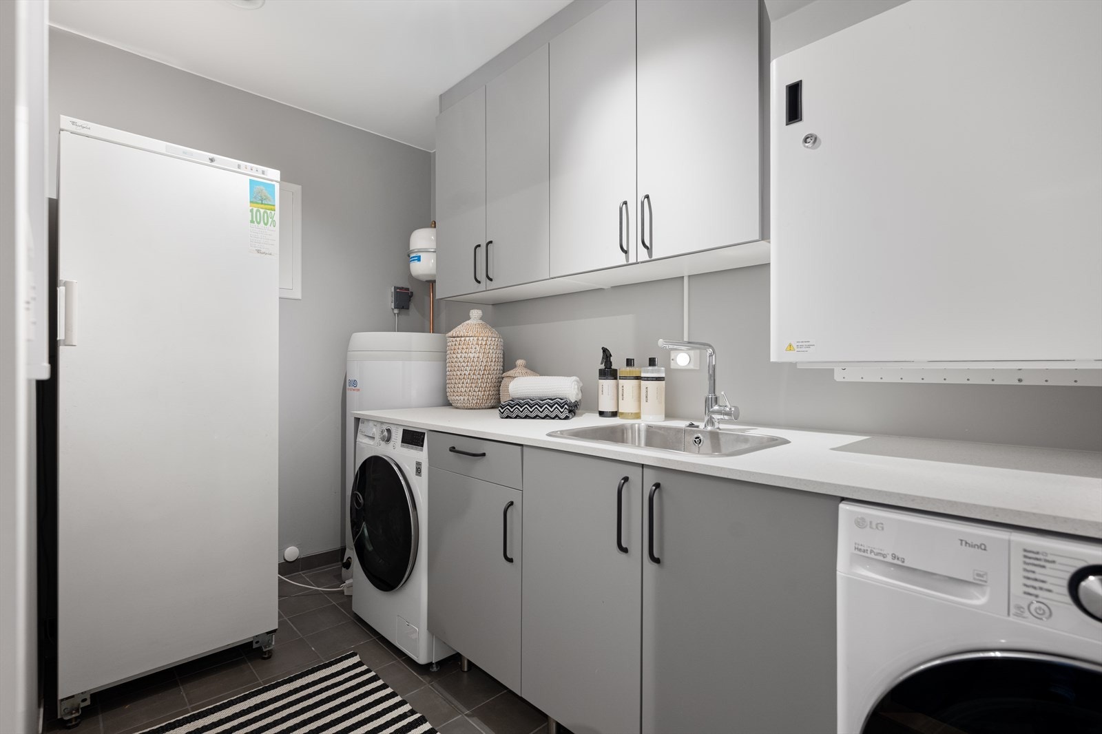 I underetasjen er det et romslig vaskerom kombinert med teknisk rom, utført med flislagt gulv samt malte vegger og malt himling. Varmekabler i gulv. Galleribilde