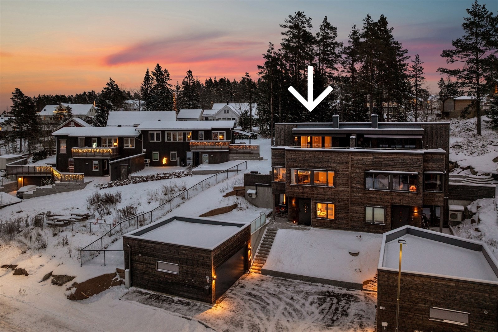 Boligen har dobbelgarasje med god plass til to biler. Det er montert ladestasjon i garasjen. Galleribilde