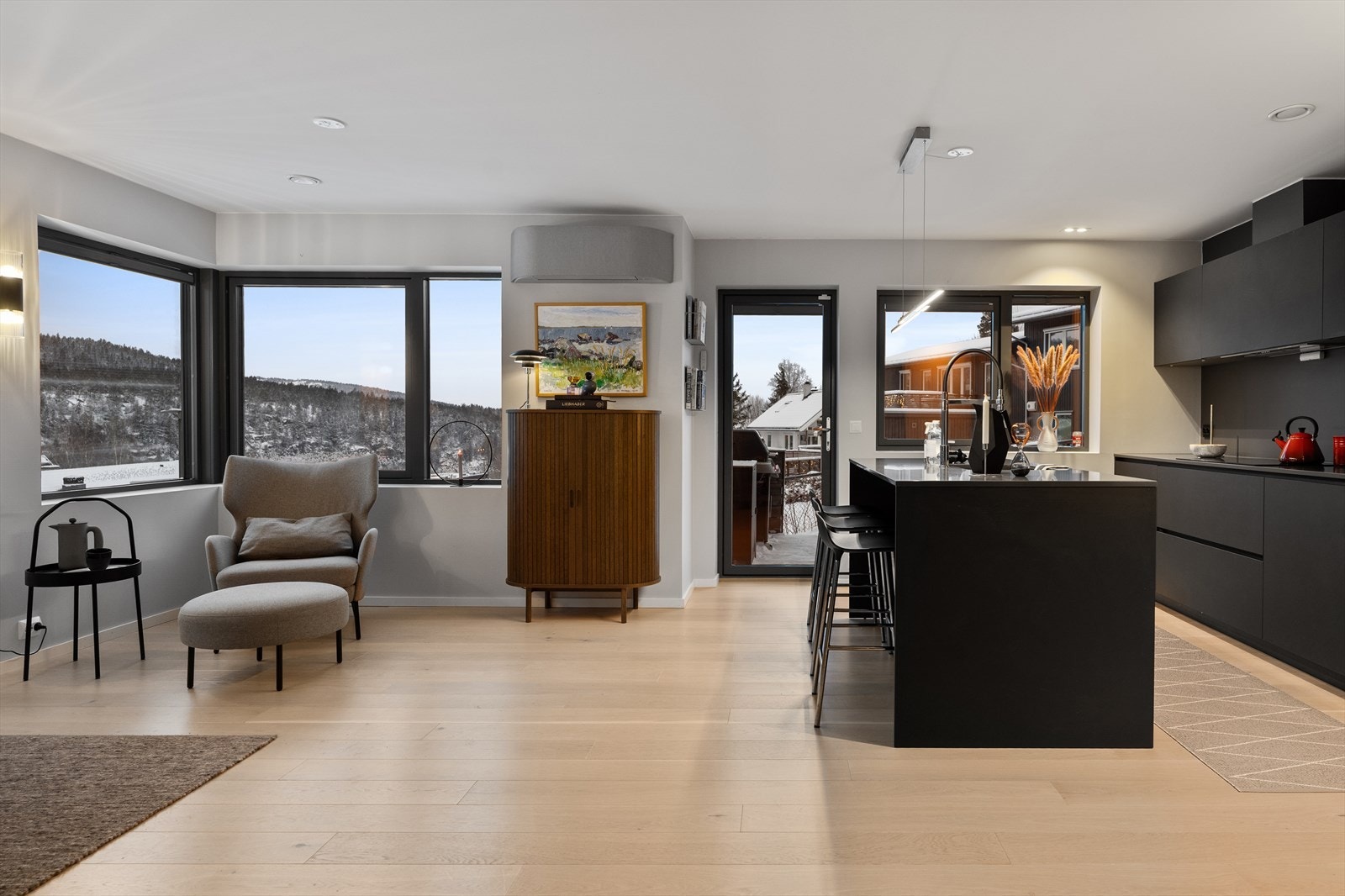 Store vindusflater gir rikelig med naturlig lys og skaper en luftig romfølelse, samtidig som det er utgang til terrasse som naturlig forlenger rommet i sommerhalvåret. Galleribilde