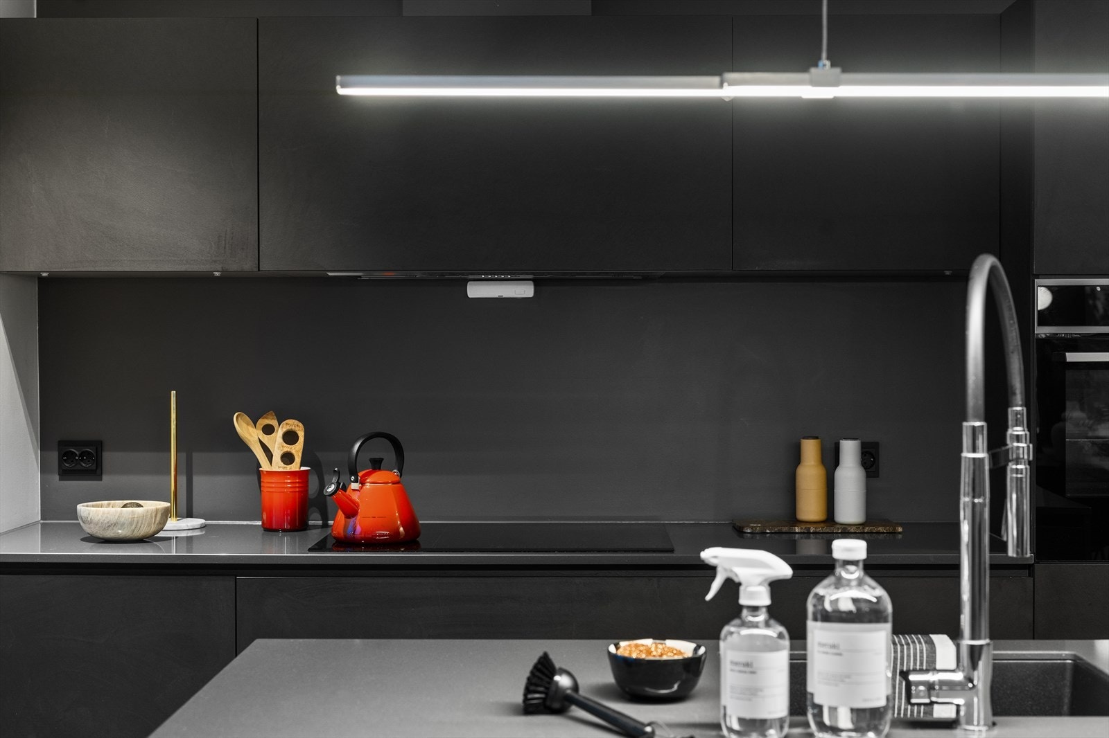 Benkeplaten i kompositt gir en solid arbeidsflate. Galleribilde