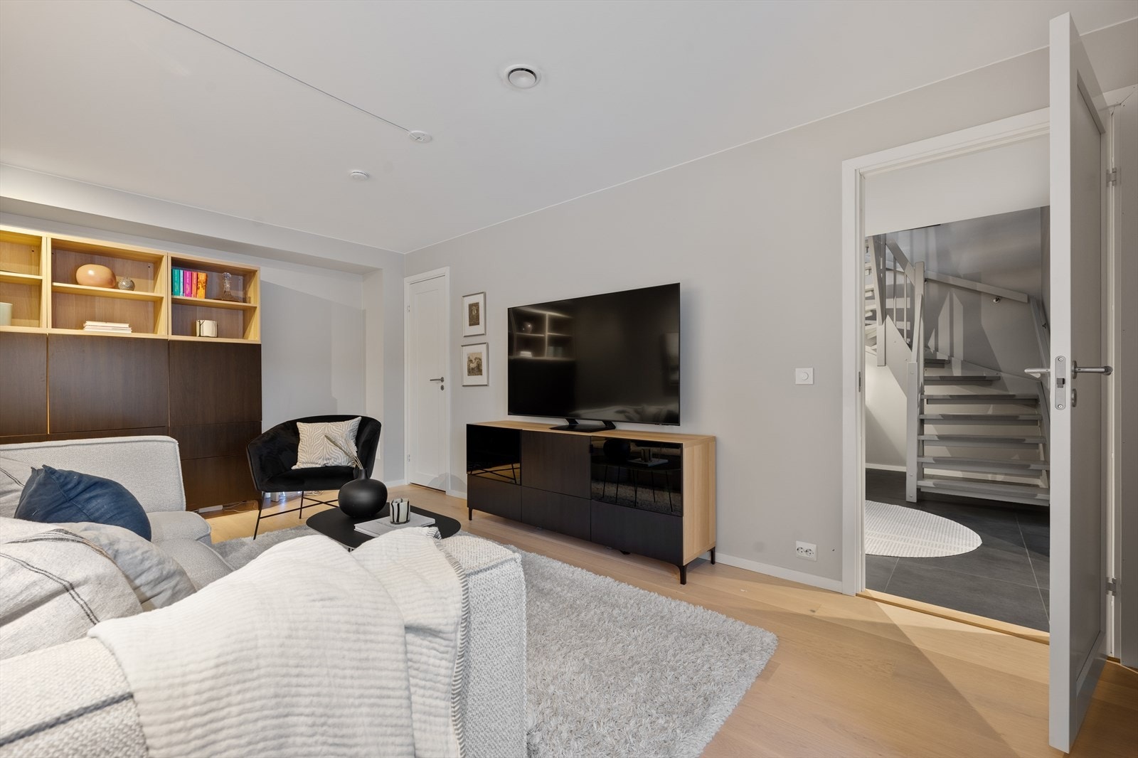 Fra kjellerstuen er det adkomst til en praktisk bod, der det også er lagt klart for vann/avløp. Galleribilde