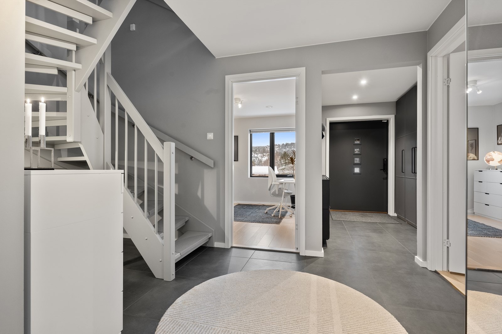 Boligen har adkomst via en romslig og innbydende entré i underetasjen, med videre forbindelse til gang og hall. Galleribilde