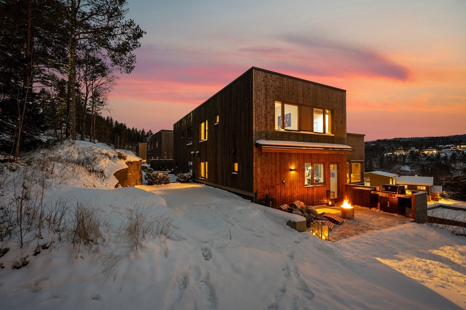 Herfra er det videre adkomst til hagen, noe som gir en fin sammenheng mellom inne- og utearealer. Galleribilde