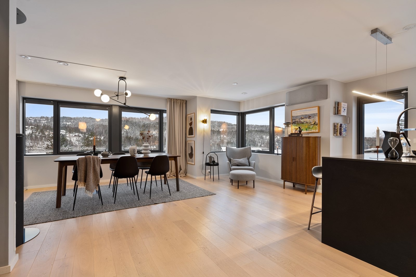 Oppholdsrommet er i dag hovedsakelig innredet som en spisestue, med god plass til et større spisebord som gir fine rammer for både hverdagsmåltider og sosiale sammenkomster. Galleribilde