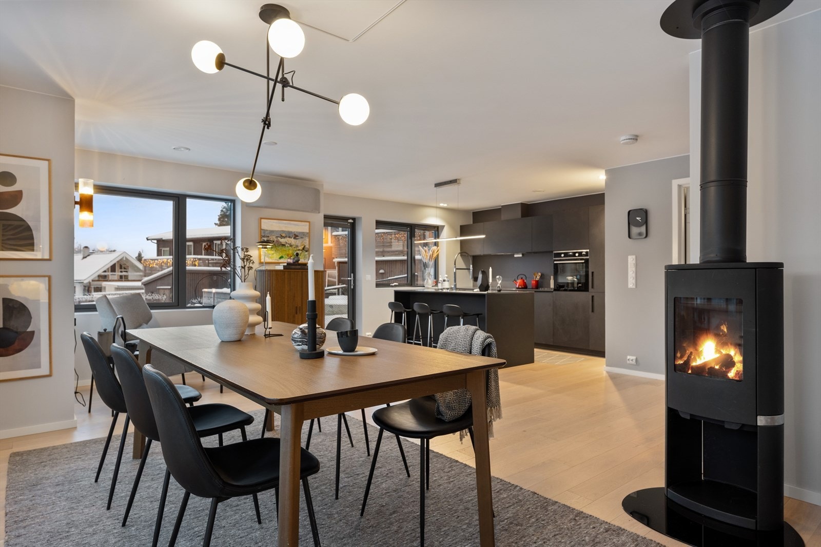 Stue og spisestue ligger i 1. etasje og er samlet i en åpen og romslig løsning mot kjøkkenet. Galleribilde