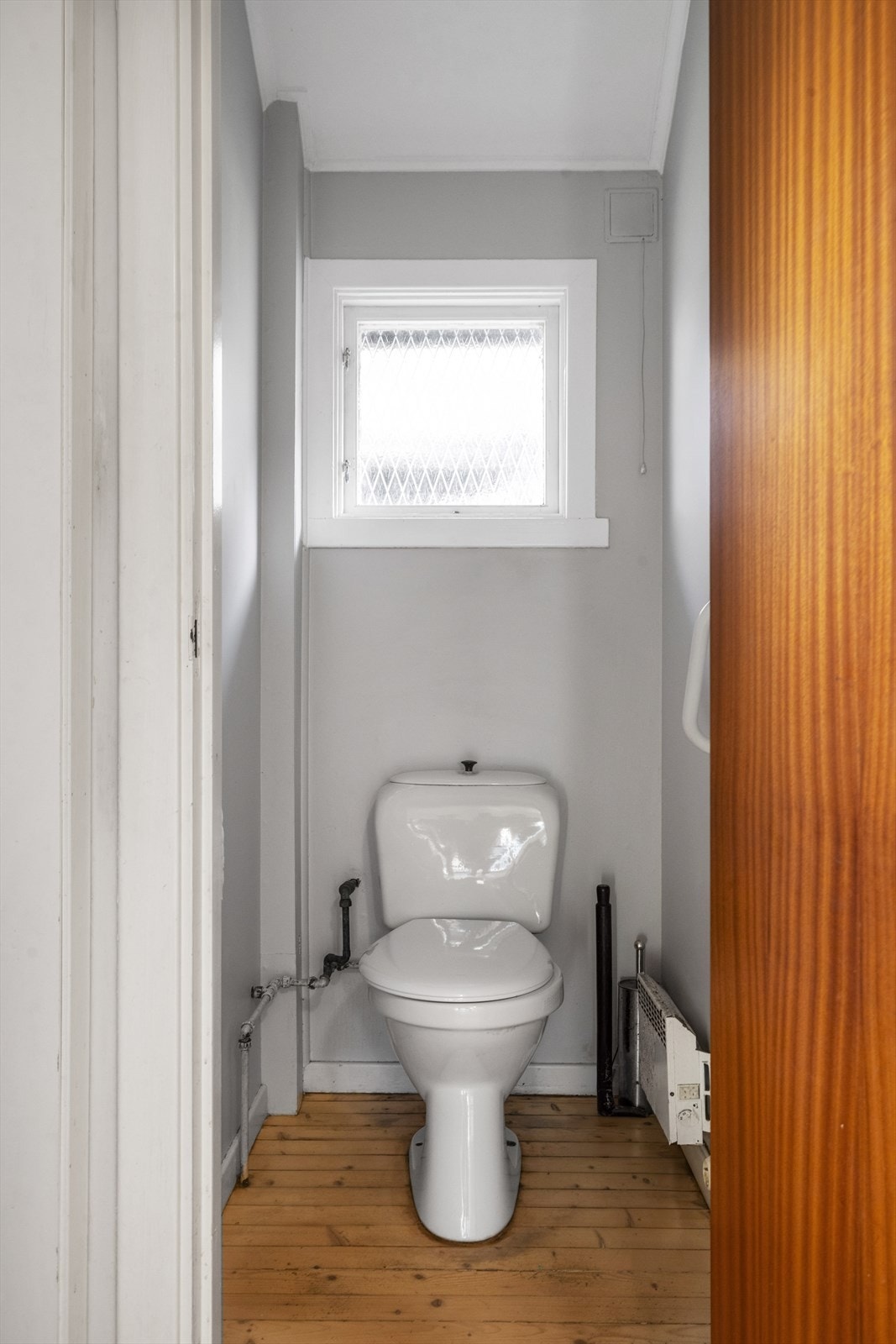 Vegg i vegg med badet er det praktisk toalettrom Galleribilde