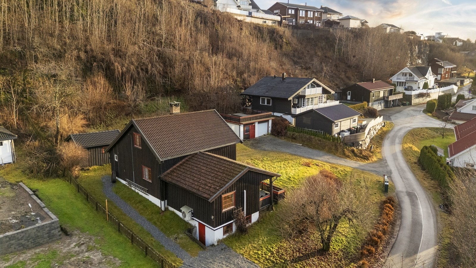 Mot øst strekker tomten seg oppover fjellsiden Galleribilde