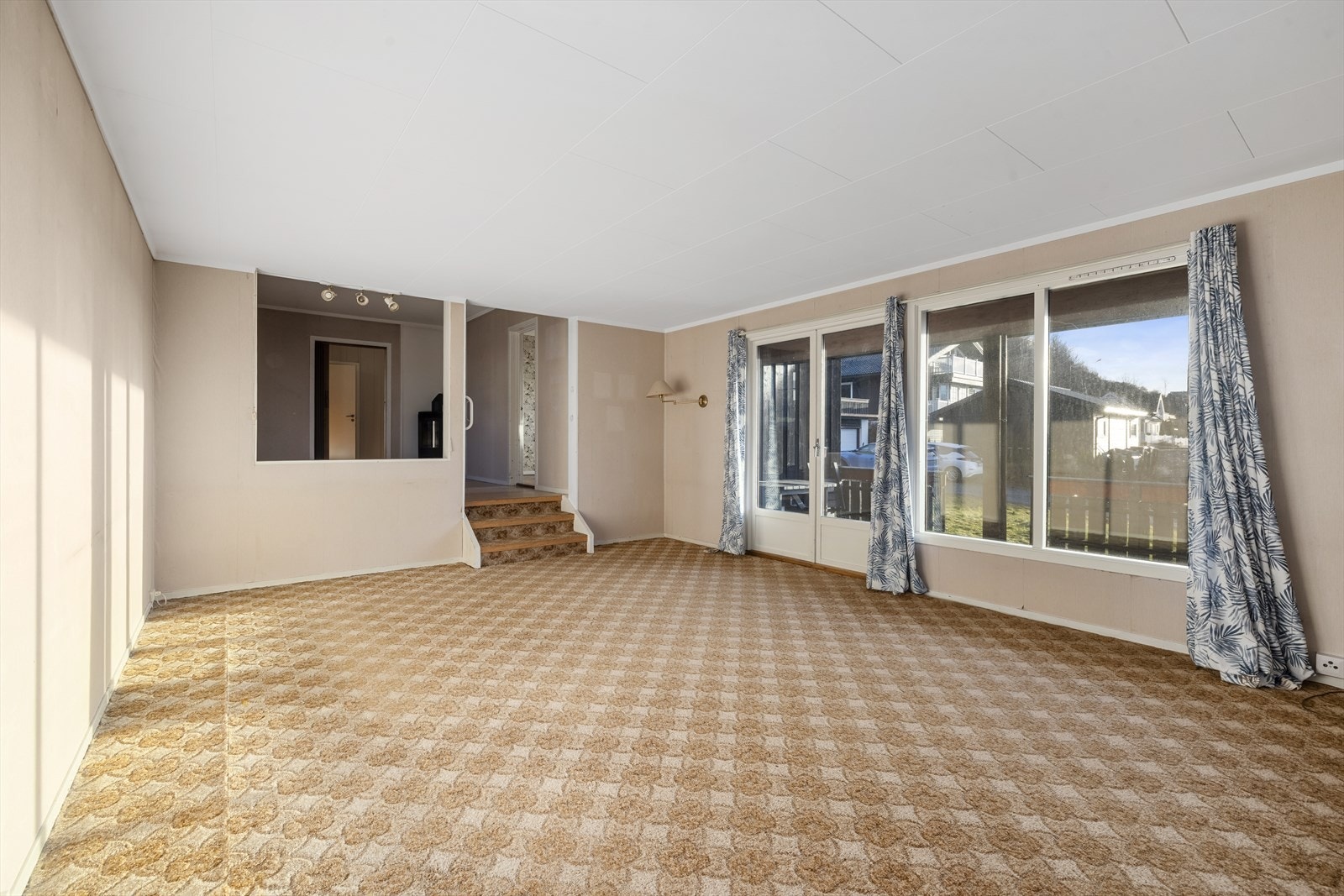 Stuen har flere møbleringsalternativ og plass til flere sittegrupper Galleribilde