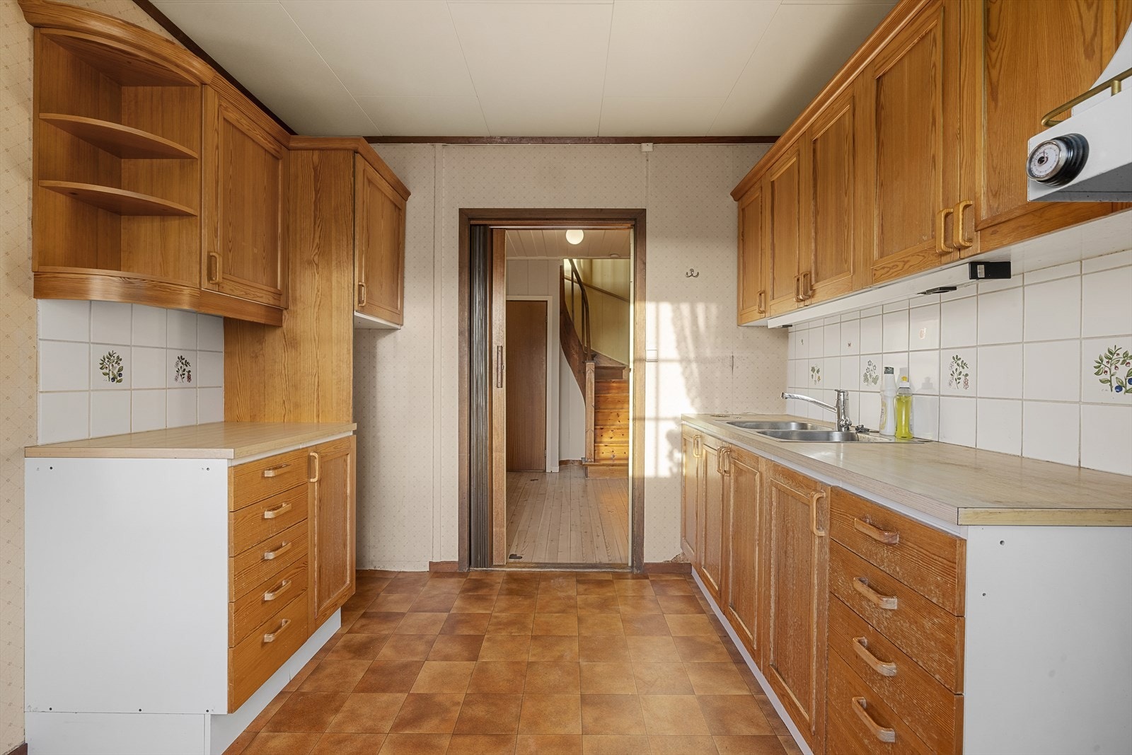 Det er god oppbevaringsplass i innredning og praktisk arbeidsplass på benkeflater Galleribilde