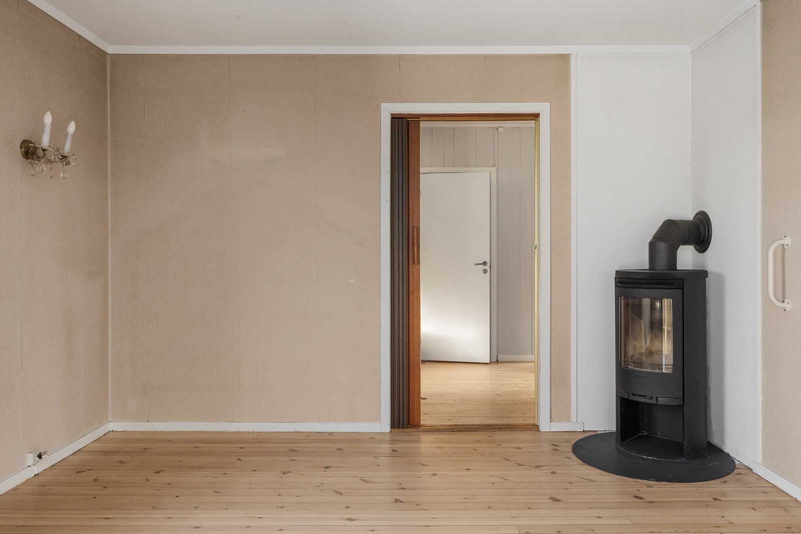 Spisestuen er innredet med vedovn som sørger for god oppvarming og hyggelig stemning Galleribilde