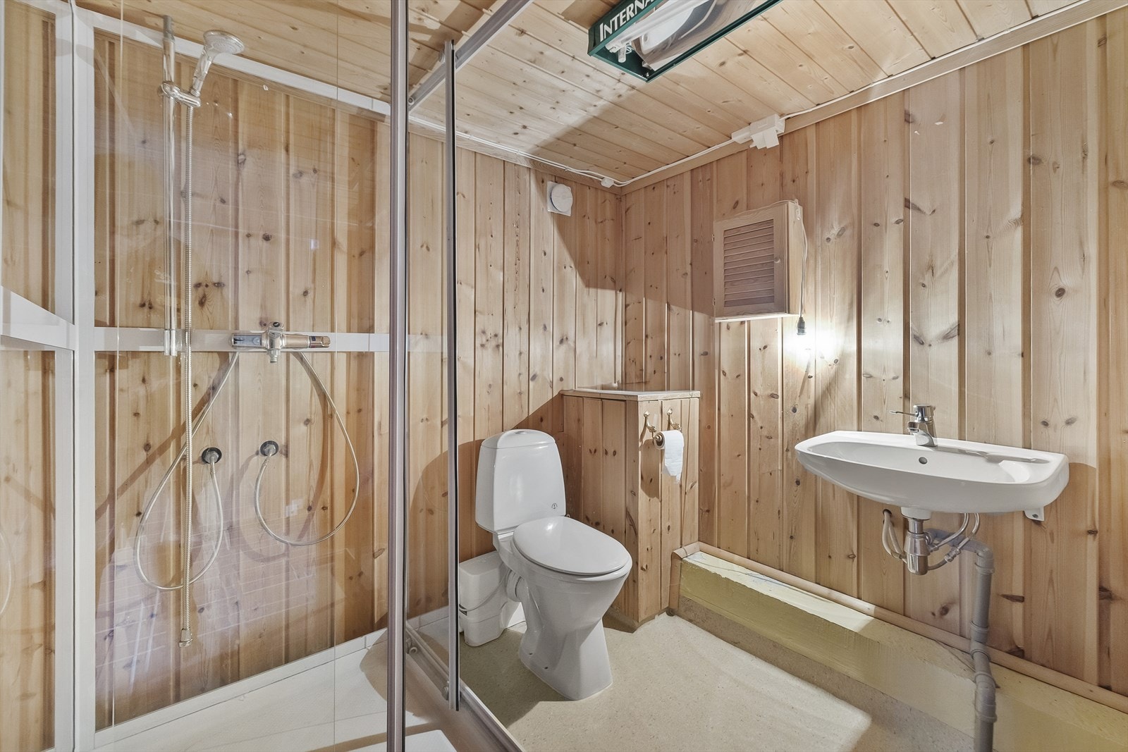 Det er god størrelse på baderom som er innredet med dusjkabinett, servant og wc Galleribilde