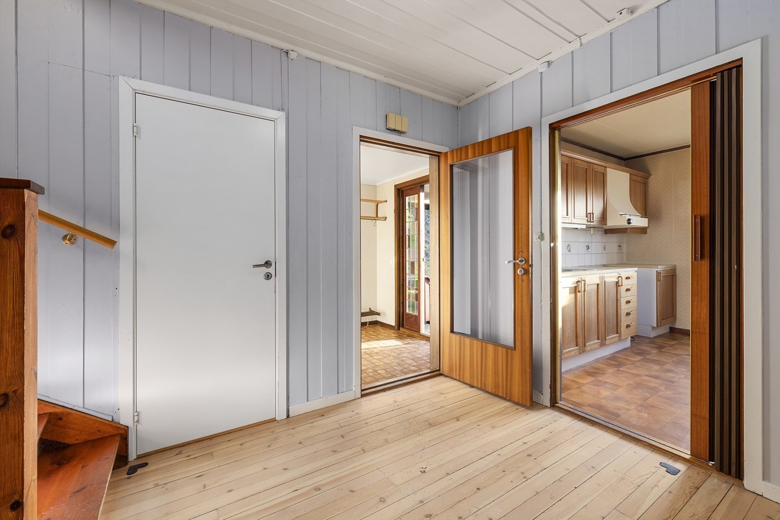 Fra overbygget inngangsparti kommer man inn til entrè, med oppbevaringsplass for yttertøy. Videre er det adkomst til hall, med videre inngang kjøkken, stuer, soverom, toalettom og bad, samt trapp til boligens 2. etasje og kjeller Galleribilde