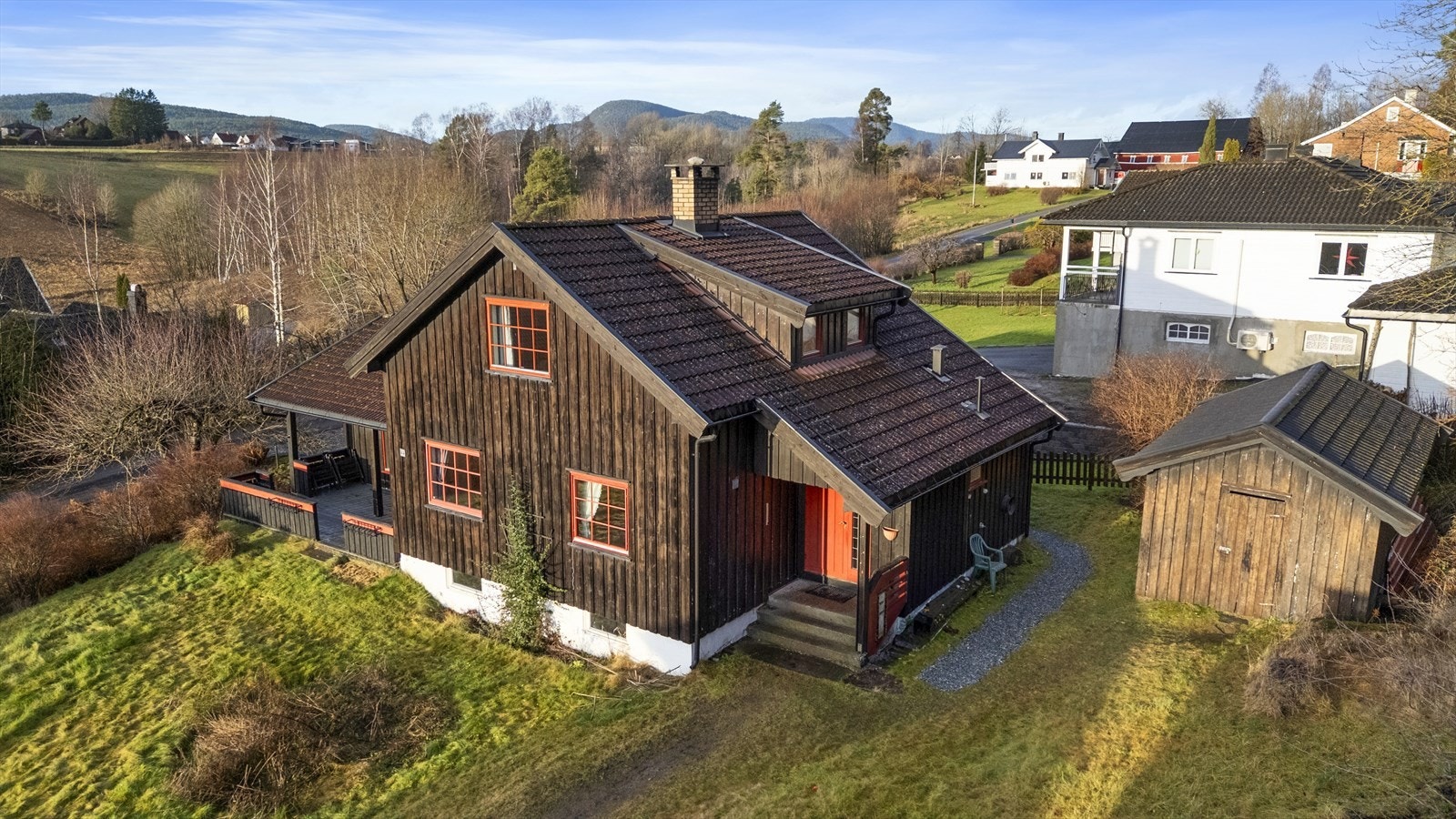 Tomten er opparbeidet med plen og stor hage samt naturlig vegetasjon som utgjør en flott og idyllisk ramme rundt boligen. Mot naboer er det gjerde og hekk i tomtegrenser Galleribilde