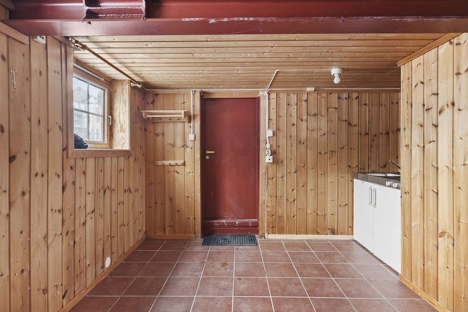 Det er plass til spisebord ved vinduet, i tilknytning til kjøkkenet Galleribilde