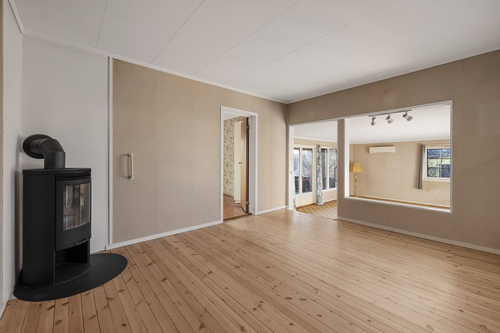 Rommet har god plass til stort langbord og fremstår som et sosialt allrom Galleribilde