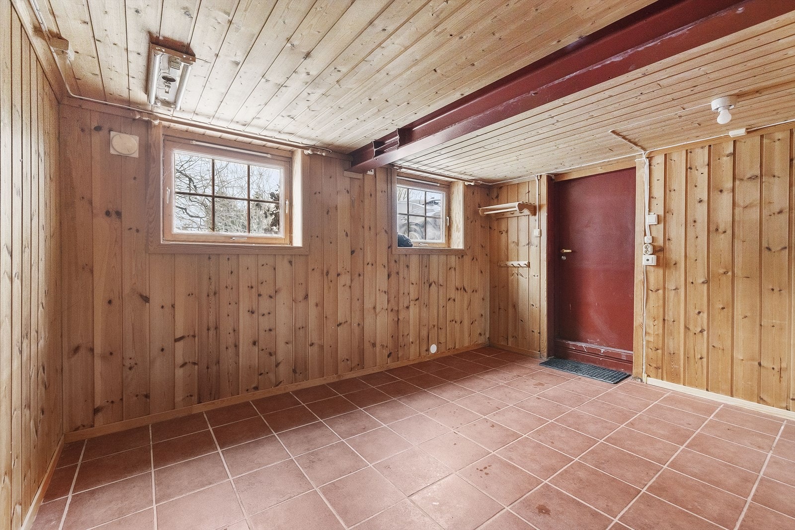 Hybel/utleie del av egen bolig i sokkeletasjen har gjennomgang fra hoveddel samt egen inngang Galleribilde