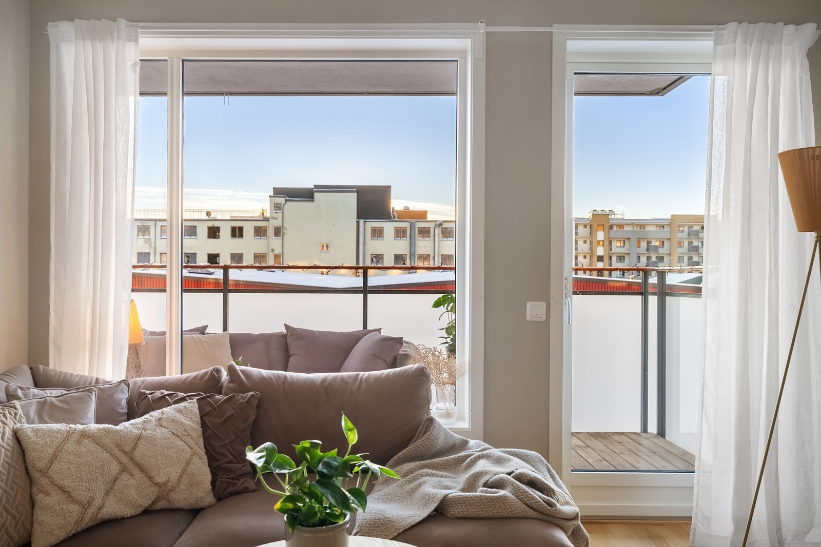 Fra stuen er det direkte utgang til en hyggelig balkong som fungerer som en naturlig forlengelse av oppholdsrommet. Galleribilde