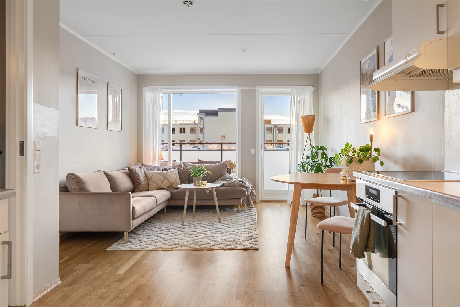 Velkommen til Lørenvangen 32! Presentert av Fuat Demirbas v/ Aktiv eiendomsmegling. Fotograf: Henrik Fjørtoft Sporsheim Galleribilde