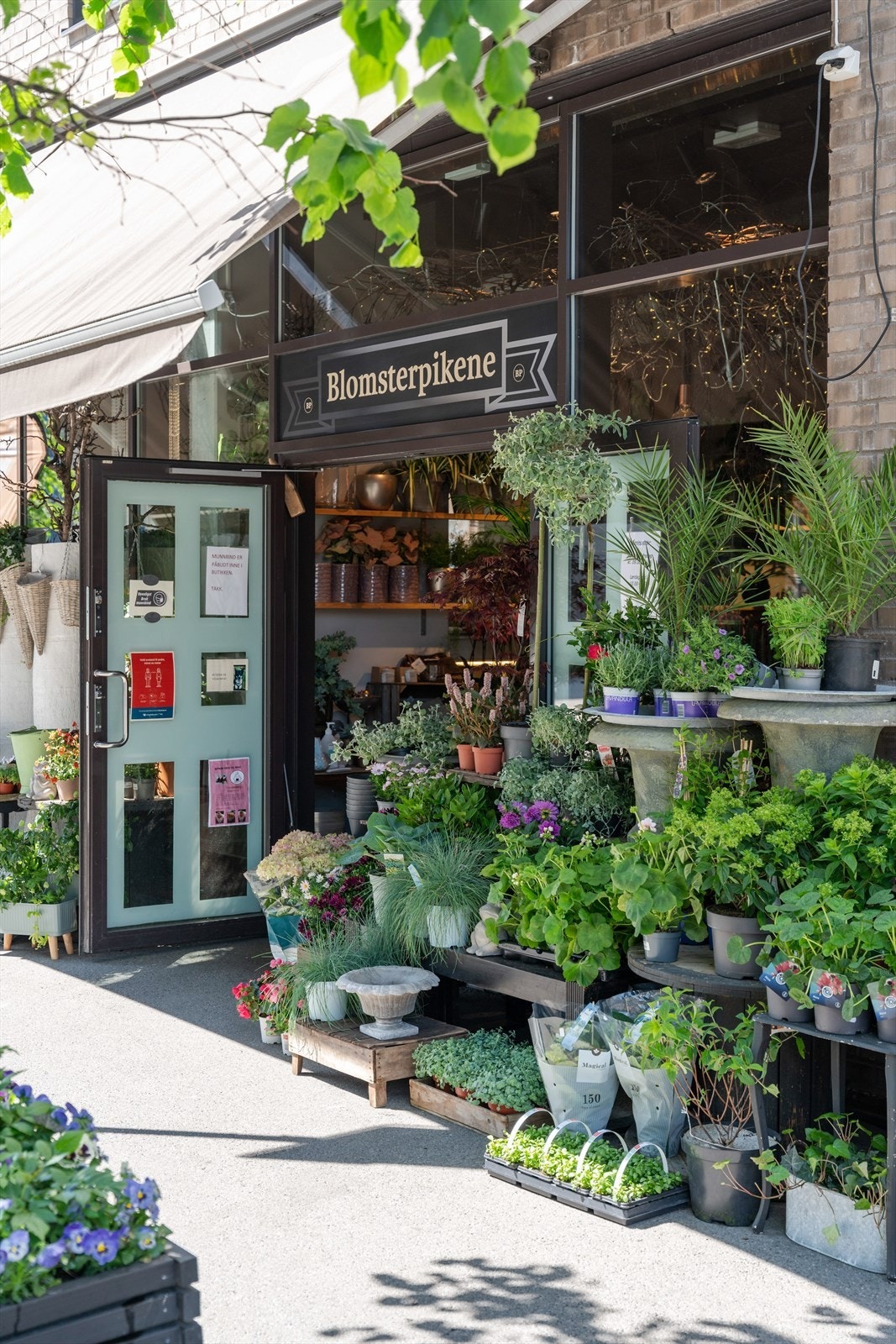 Her finner du Blomsterpikene blomsterverksted og masse mer. Galleribilde