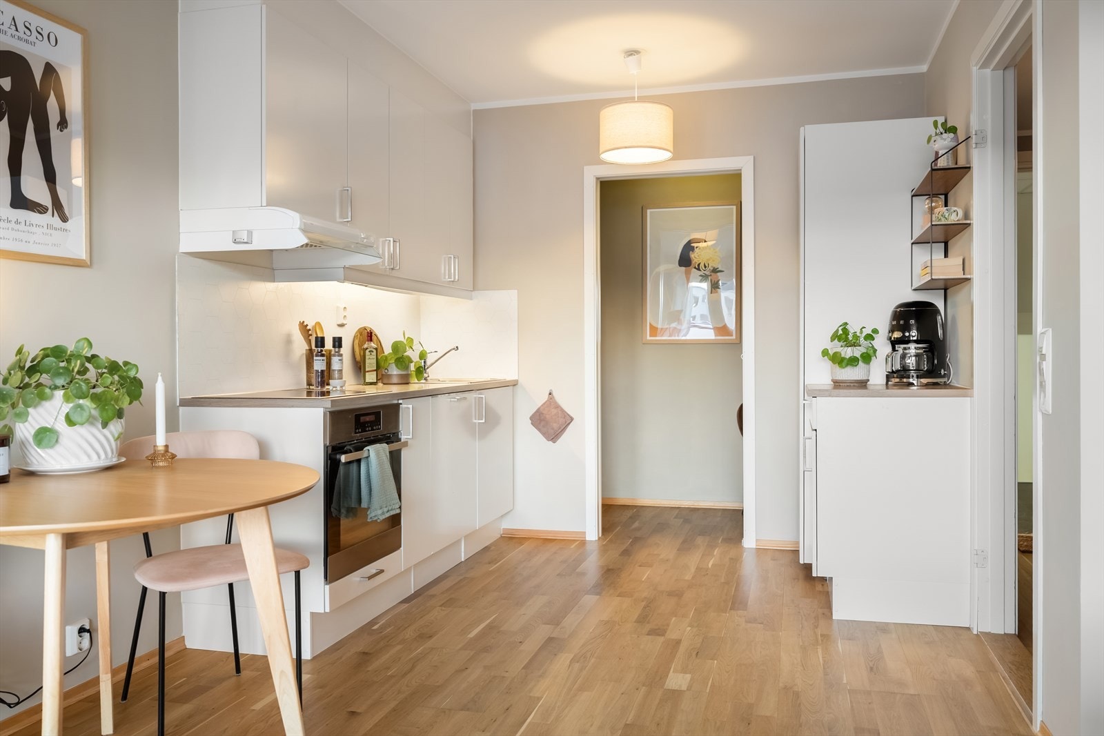 Kjøkkenet er levert av Sigdal og fremstår med stilrene, glatte fronter og en praktisk laminert benkeplate med oppvaskkum og ettgreps blandebatteri. Galleribilde