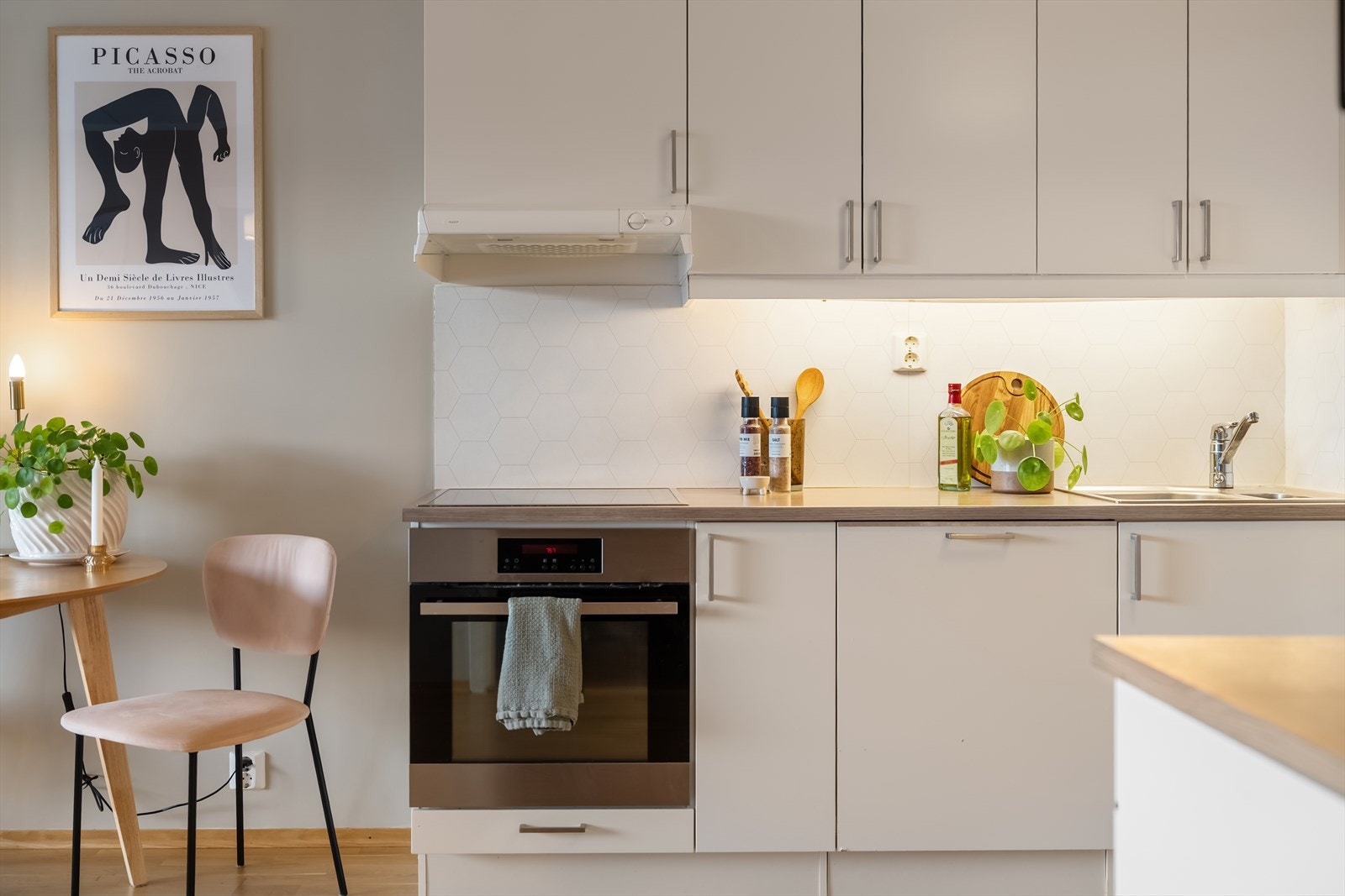 God belysning under overskapene gir et funksjonelt og behagelig arbeidslys. Galleribilde