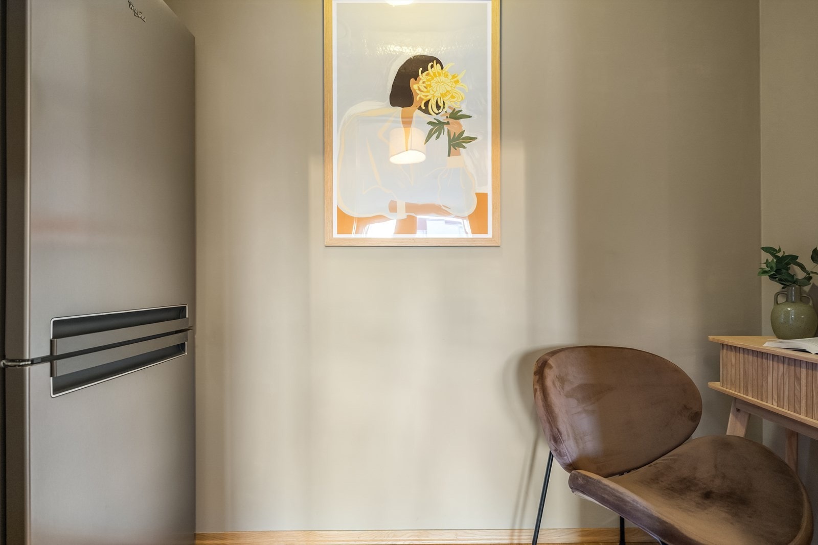 Det tilhørende rommet byr på en praktisk og fleksibel løsning som enkelt kan benyttes som hjemmekontor, spiseplass eller ekstra oppbevaringsrom. Galleribilde