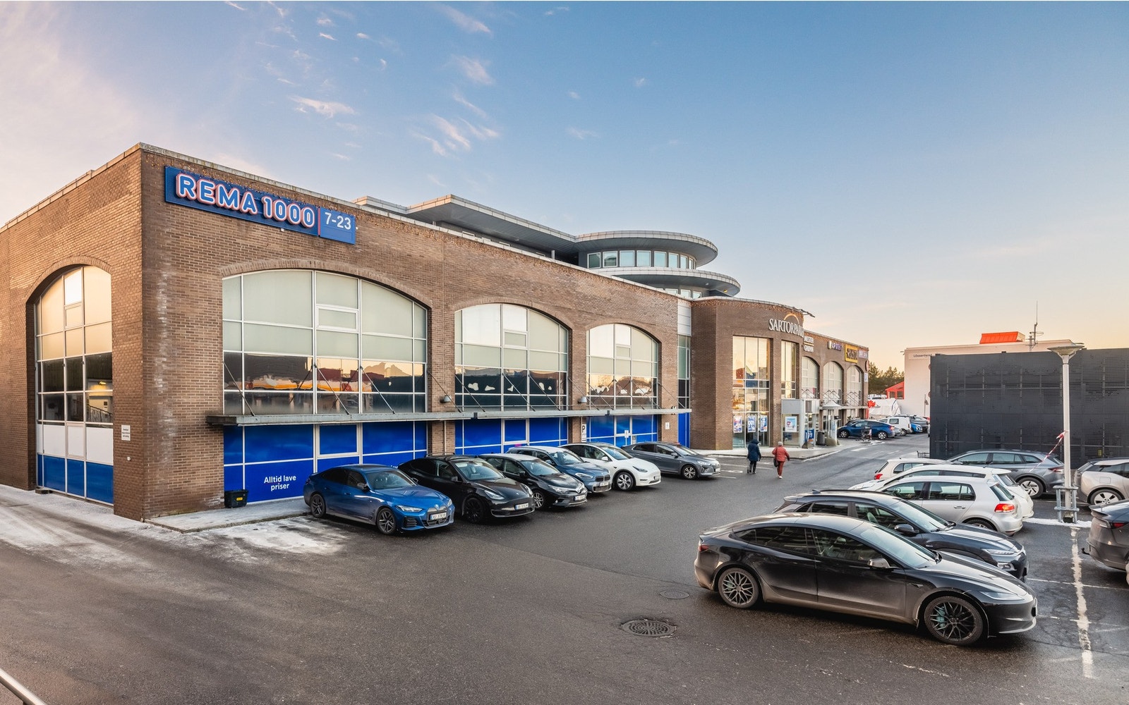 Flere dagligvarebutikker i nærområdet og et steinkast unna Sartor senter med alt av butikker og servicetilbud Galleribilde