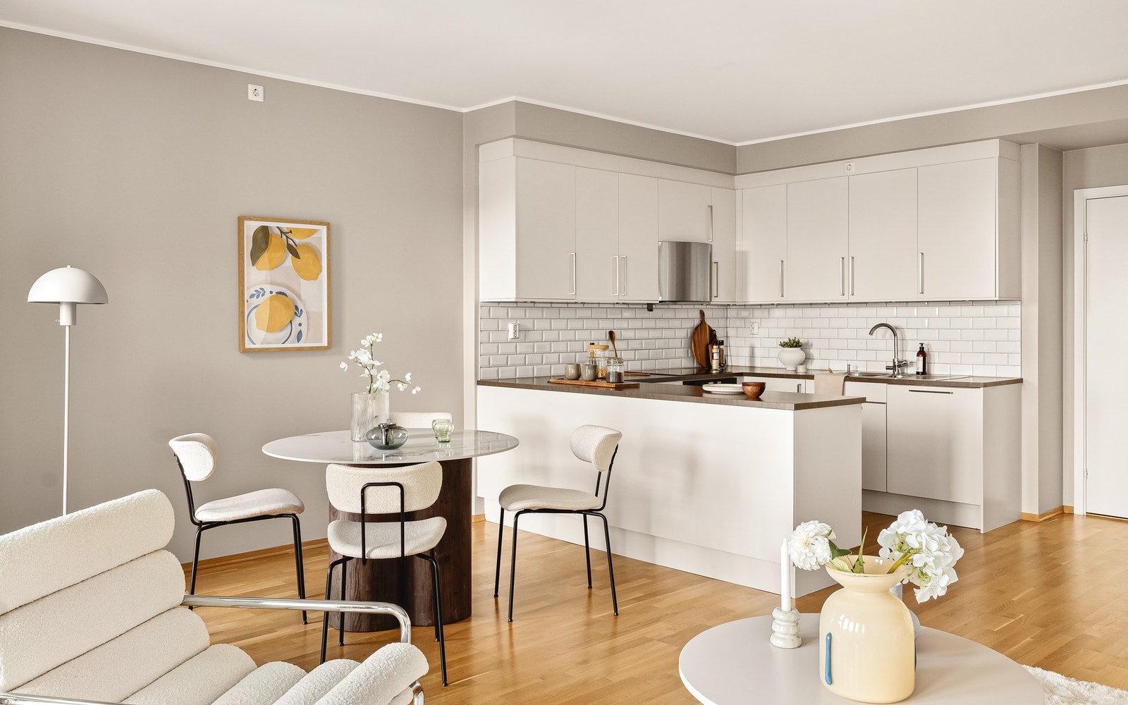 Kjøkkenet er fra kvalitetsleverandøren Sigdal og gir godt med skap- og benkeplass Galleribilde